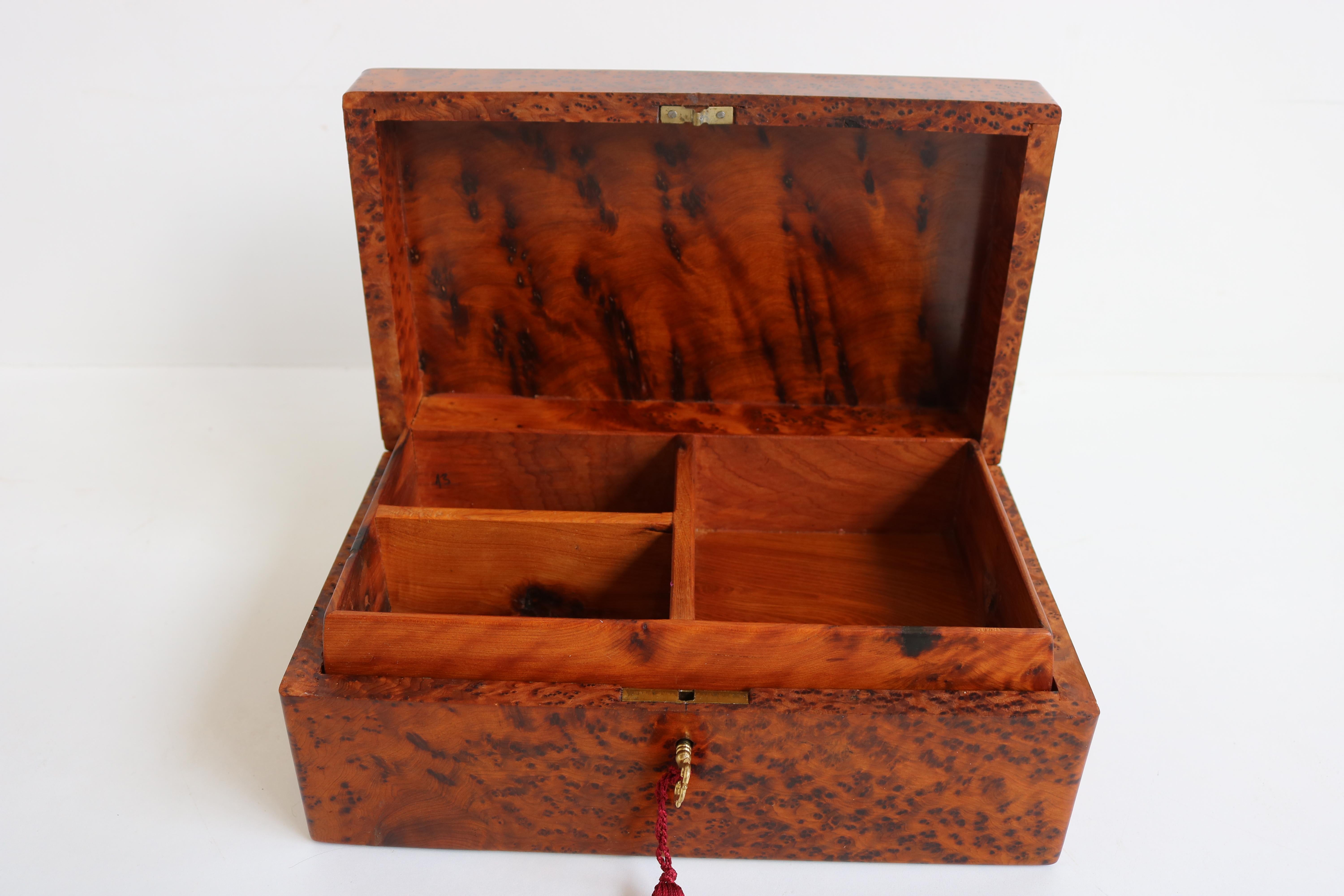 Stunning 19th Century French Antique Napoleon III Jewelry Box in Burl Wood Chest In Good Condition For Sale In Ijzendijke, NL