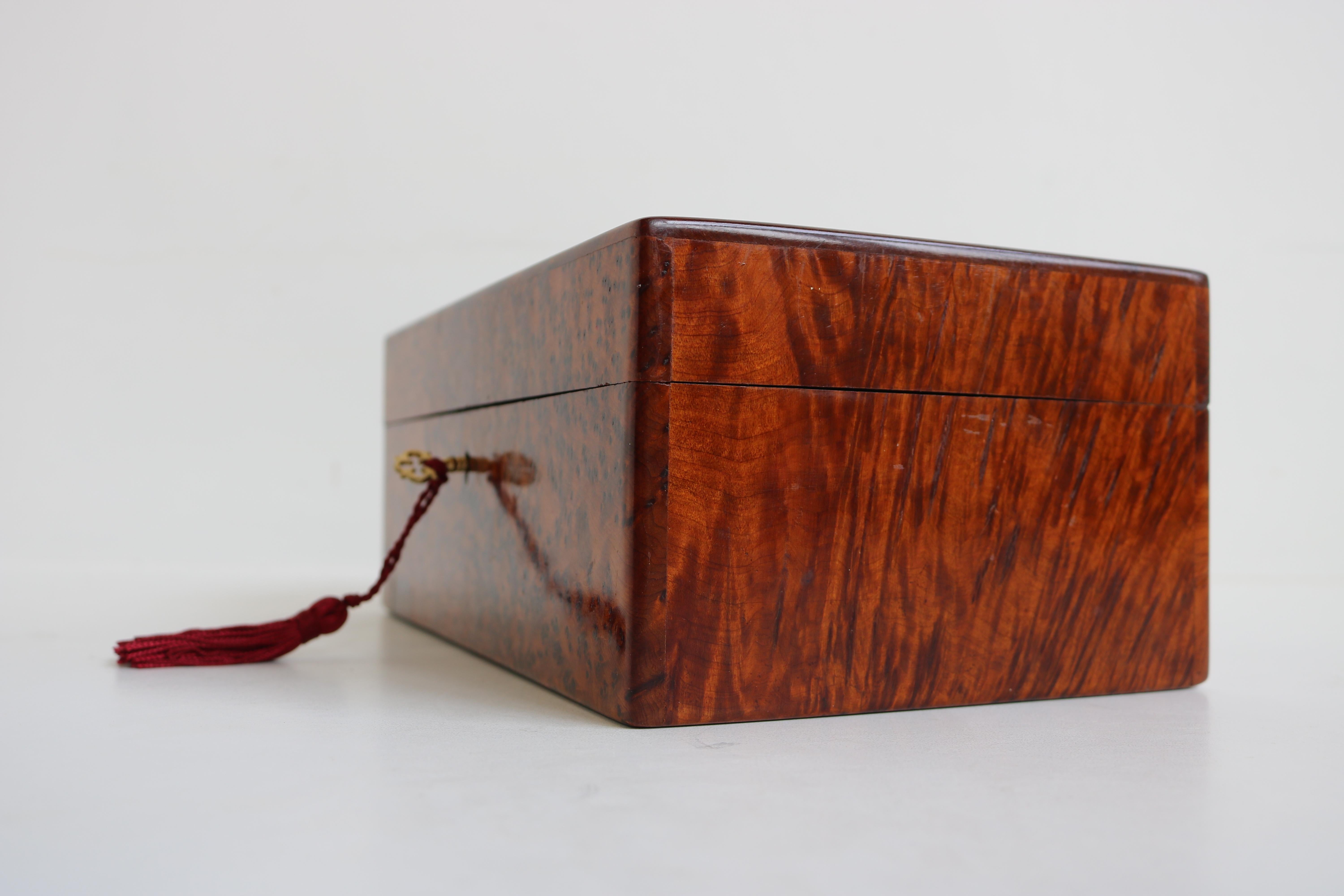 Bois Superbe boîte à bijoux française d'antiquités Napoléon III du 19ème siècle en bois de ronce en vente