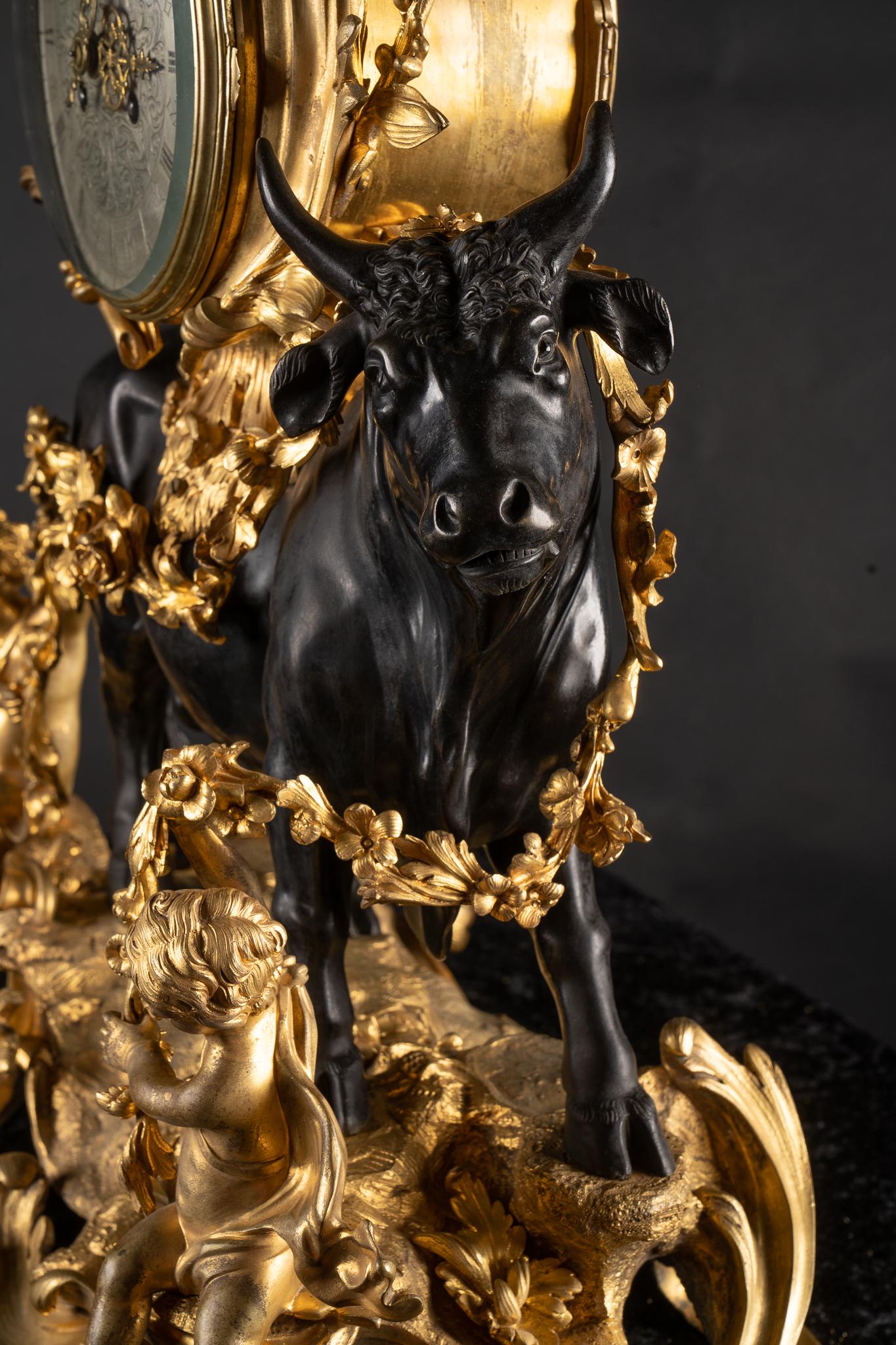 Français Superbe horloge française Louis XV du 19ème siècle en vente