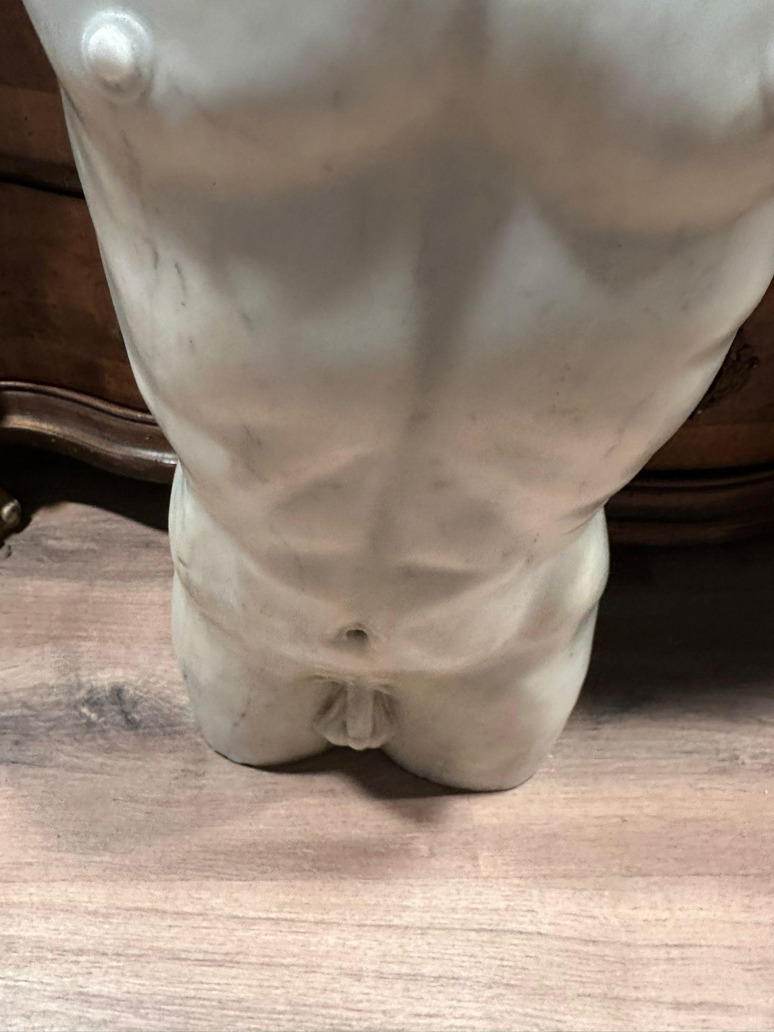 Stupendo torso italiano del XIX secolo in marmo di Carrara H. H.: Totale: 145 cm in vendita 5