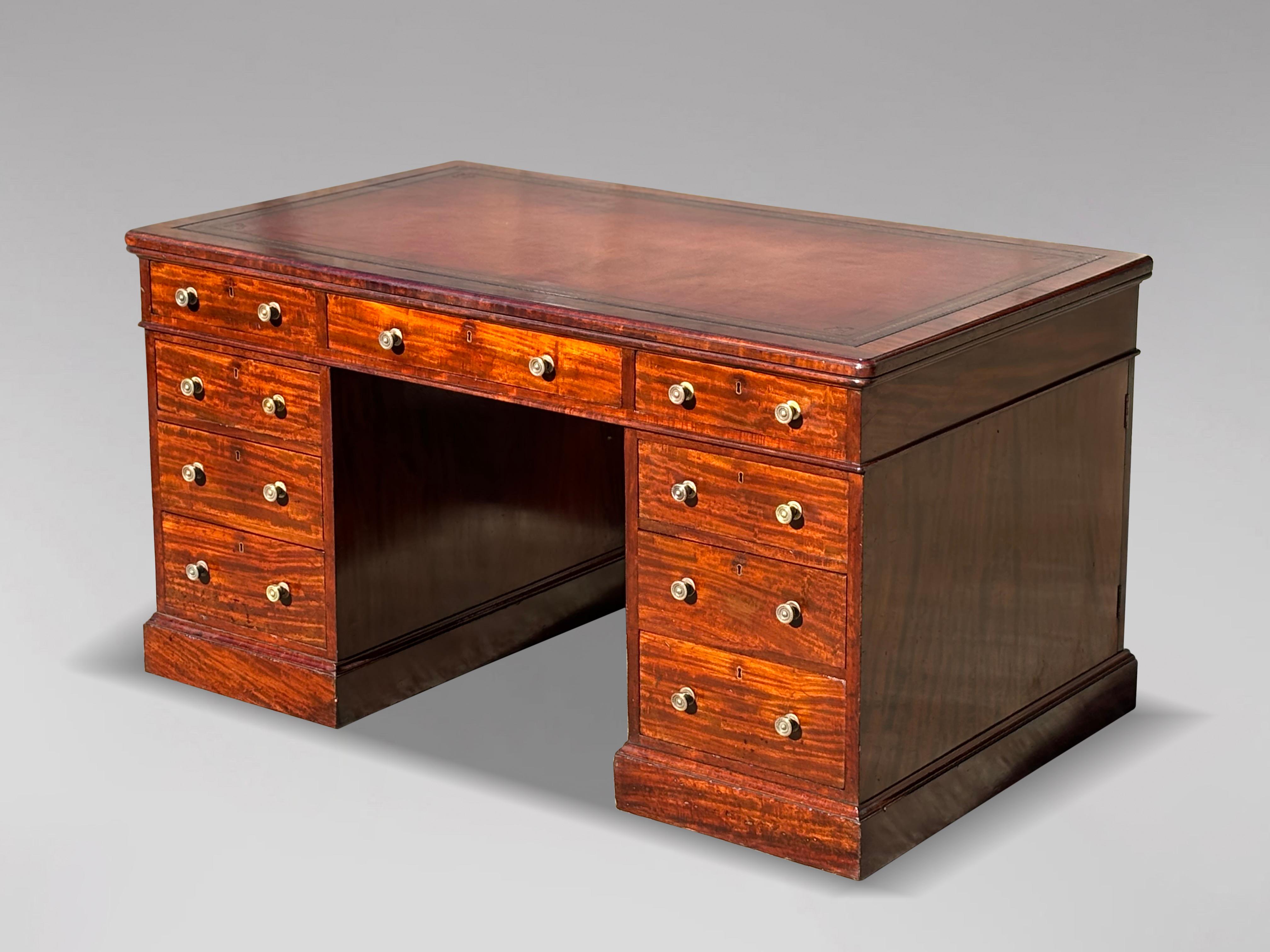 Uno splendido scrittoio in mogano del XIX secolo di Holland & Sons. Nove cassetti su un lato e due armadi sull'altro. Il piano è dotato di un inserto in pelle bordeaux chiaro appena lavorato, incorniciato da un bordo modellato con il pollice, che