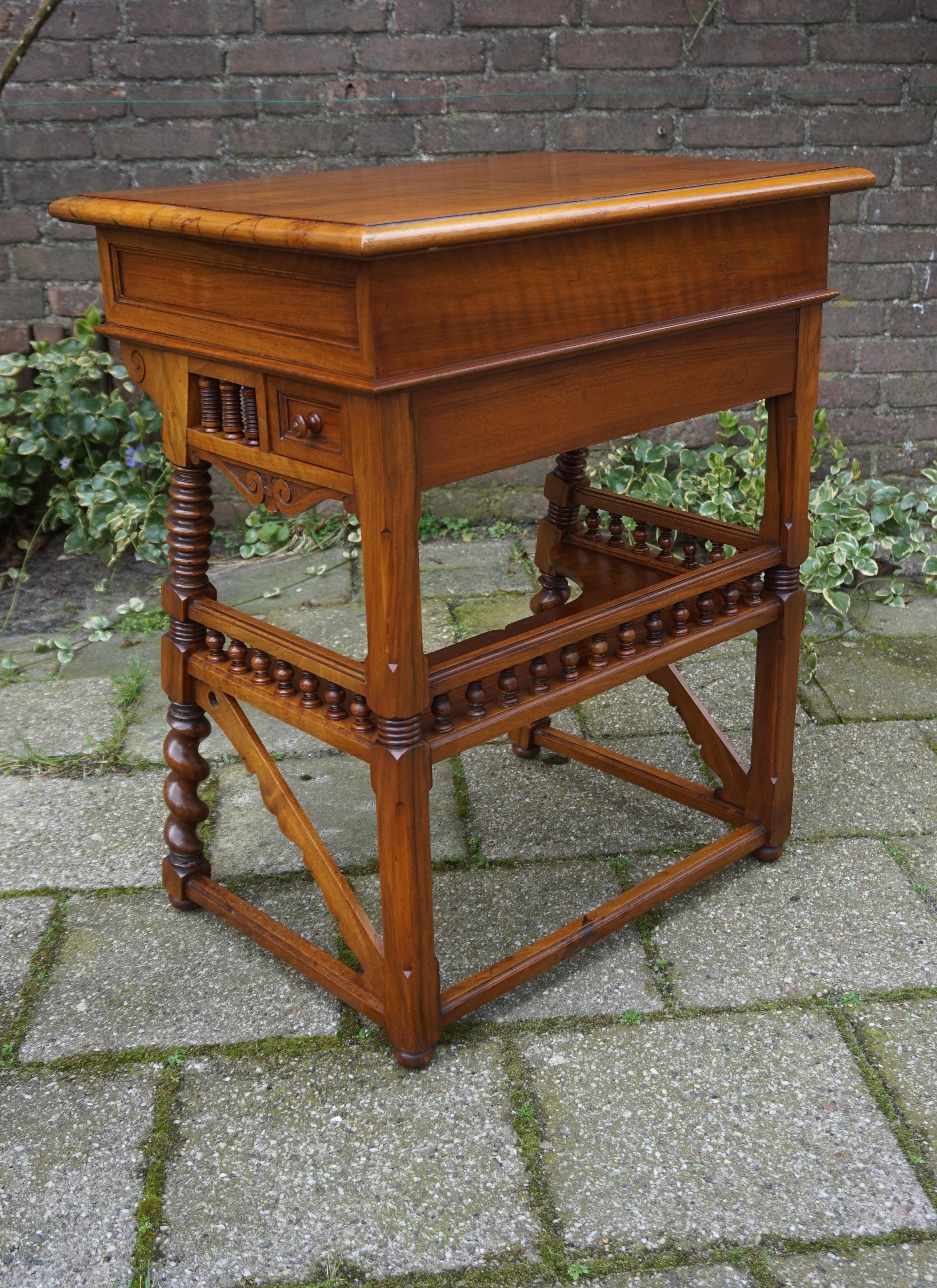 Stunning Nutwood Side Table or Little Ladies Desk with Drawers and Lock In Good Condition In Lisse, NL