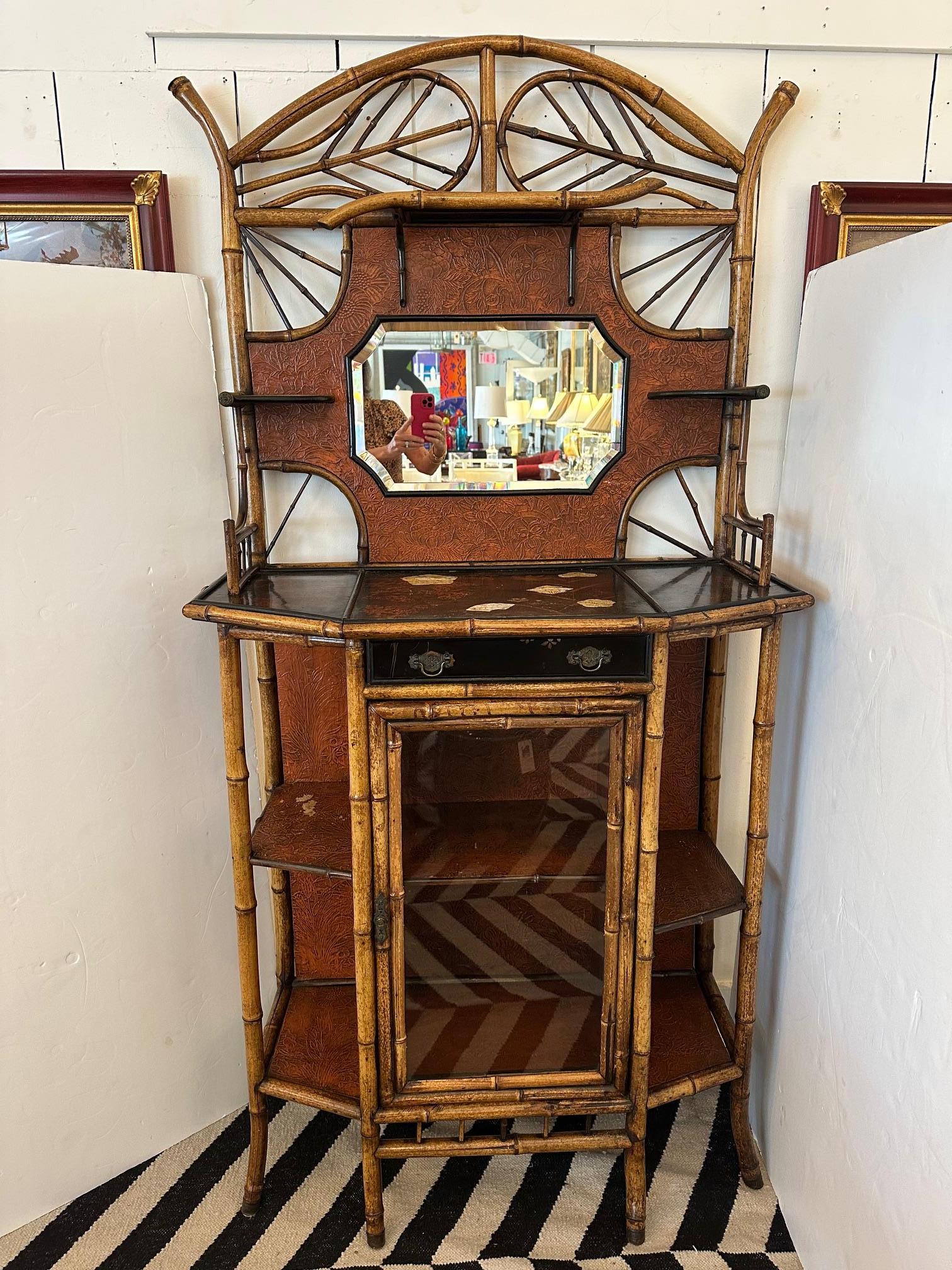 19. Jahrhundert sehr ungewöhnlich auffällig  Englischer Etagerenschrank aus Rattan und Bambus im Chinoiserie-Stil.  Die Oberfläche der Konsole ist schwarz lackiert und wunderschön dekoriert. Die Konsole ist 36,5 B 16 T und 41,5 H groß.  Wunderschöne