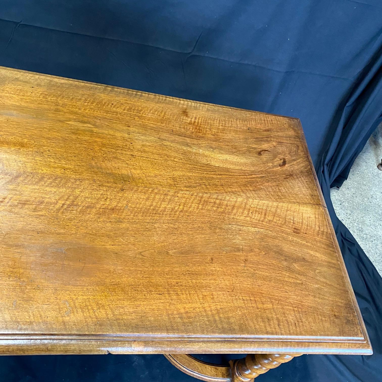 Stunning 19th Century Walnut French Barley Twist Center or Dining Table In Good Condition For Sale In Hopewell, NJ