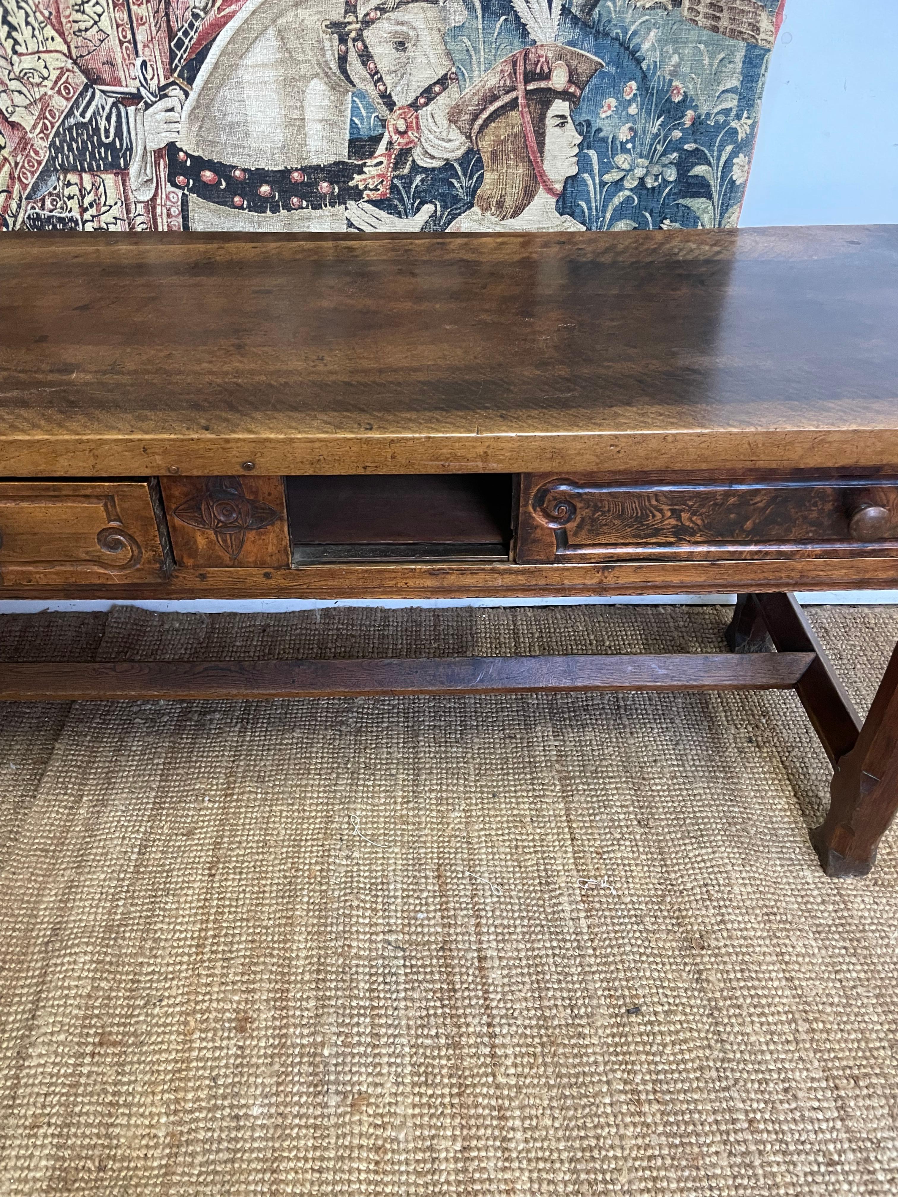 Superbe table de service / console en noyer du 19ème siècle 10ft en vente 4