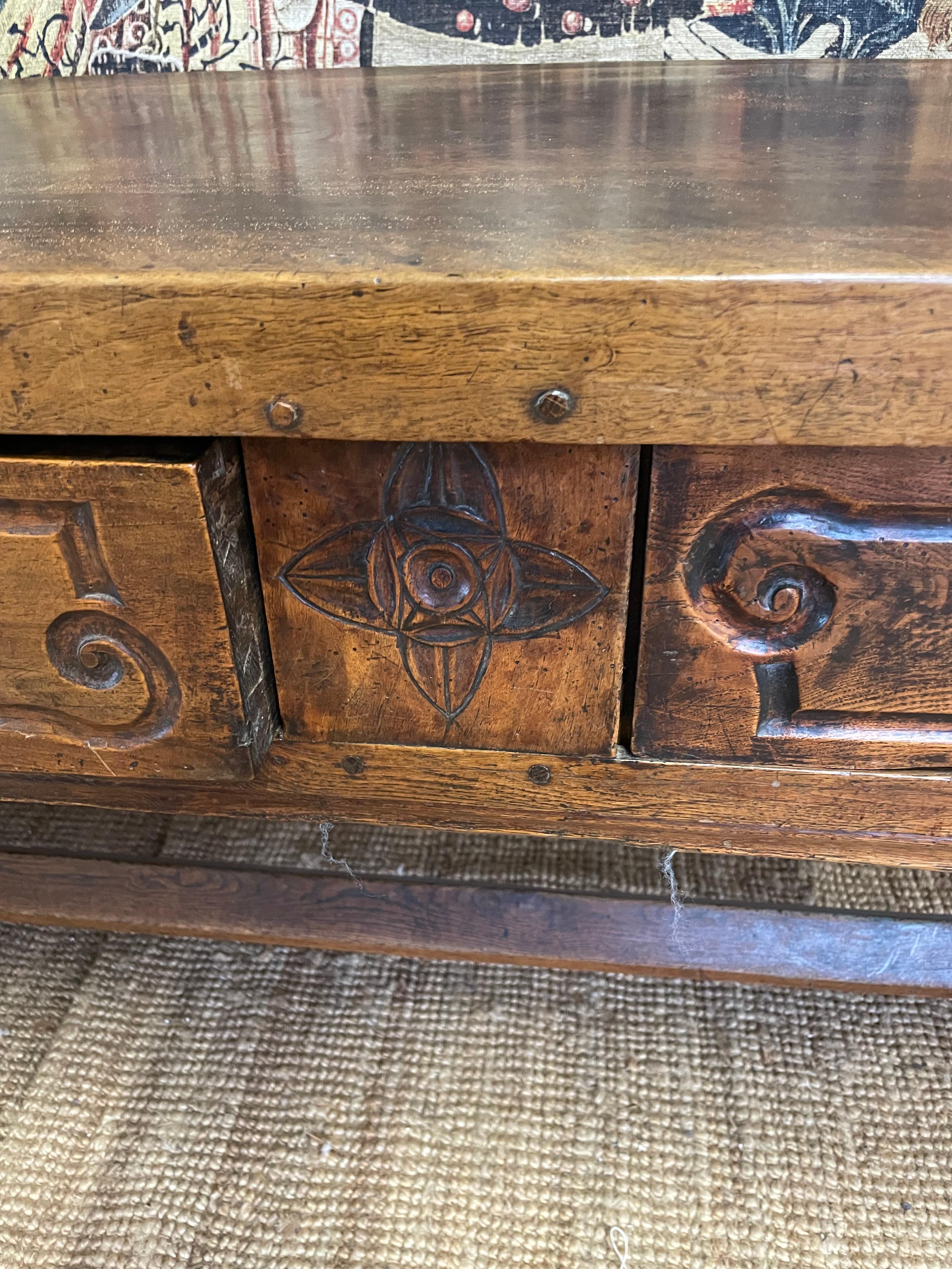 Superbe table de service / console en noyer du 19ème siècle 10ft en vente 5