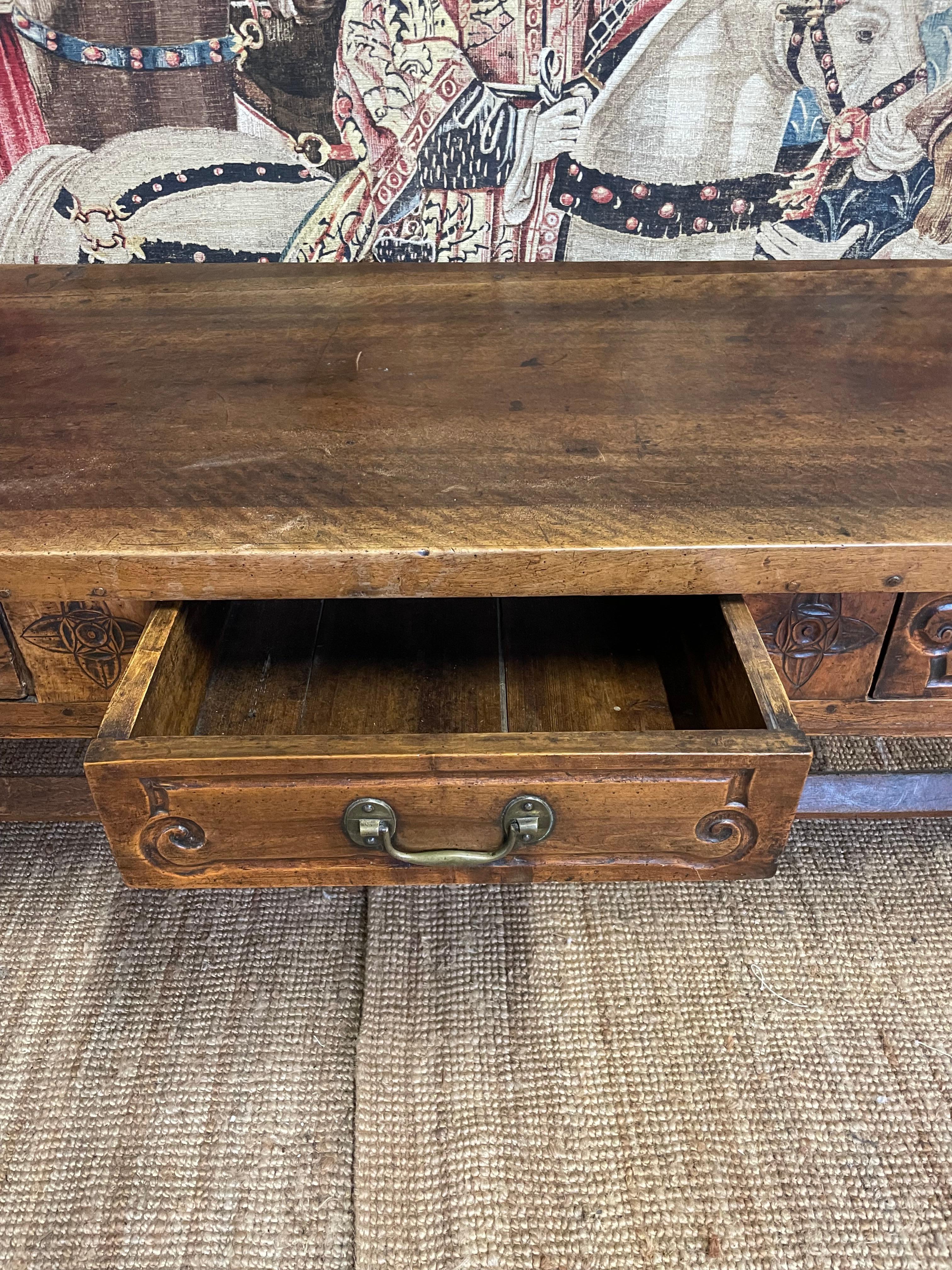 Superbe table de service / console en noyer du 19ème siècle 10ft en vente 6