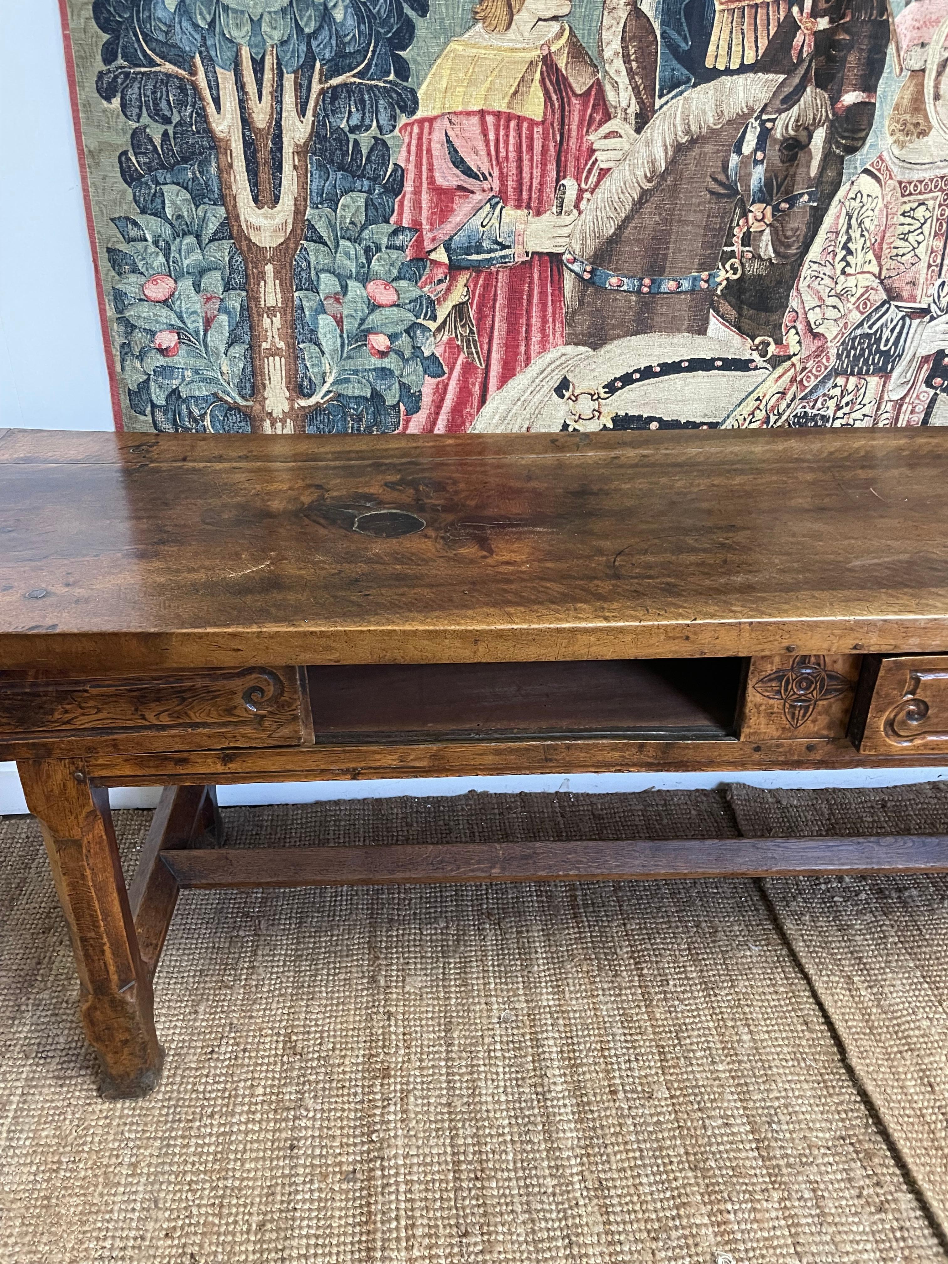 Superbe table de service / console en noyer du 19ème siècle 10ft en vente 7