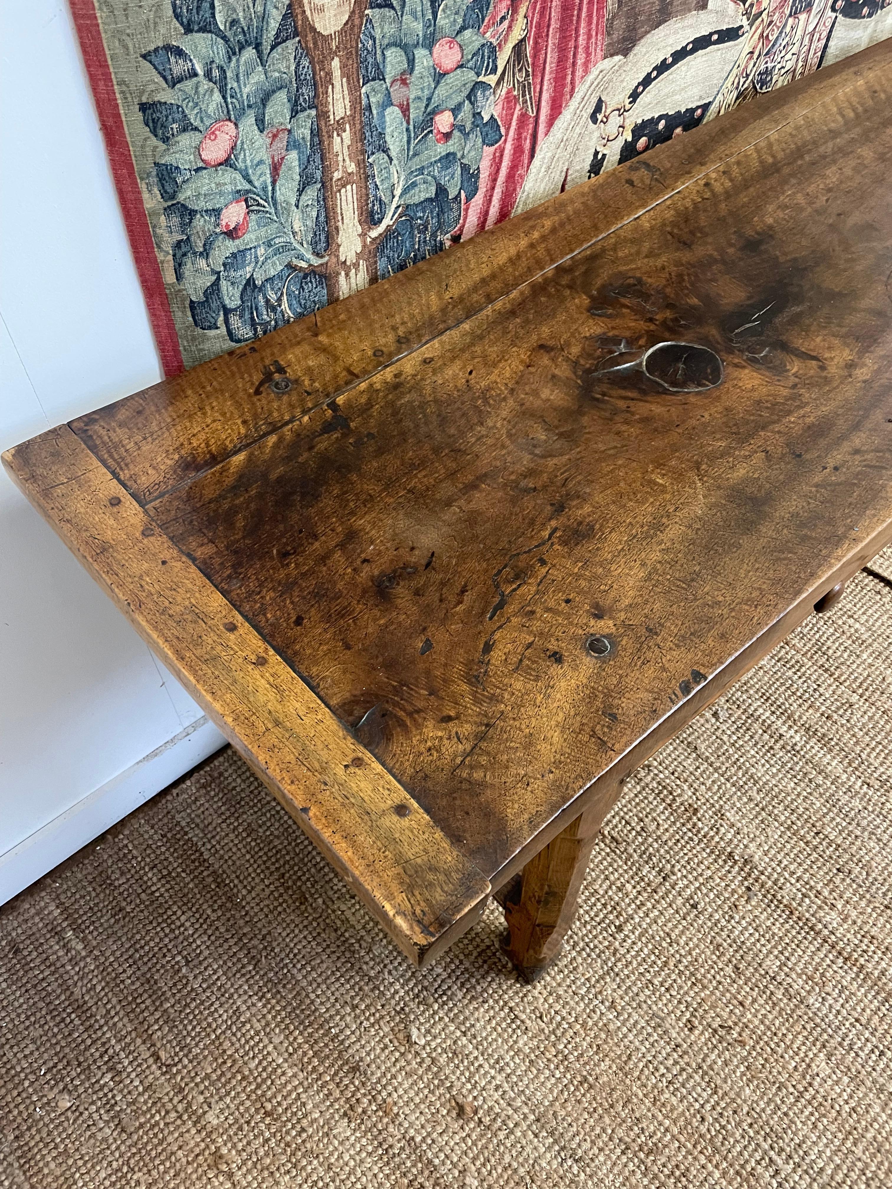 Superbe table de service / console en noyer du 19ème siècle 10ft en vente 8