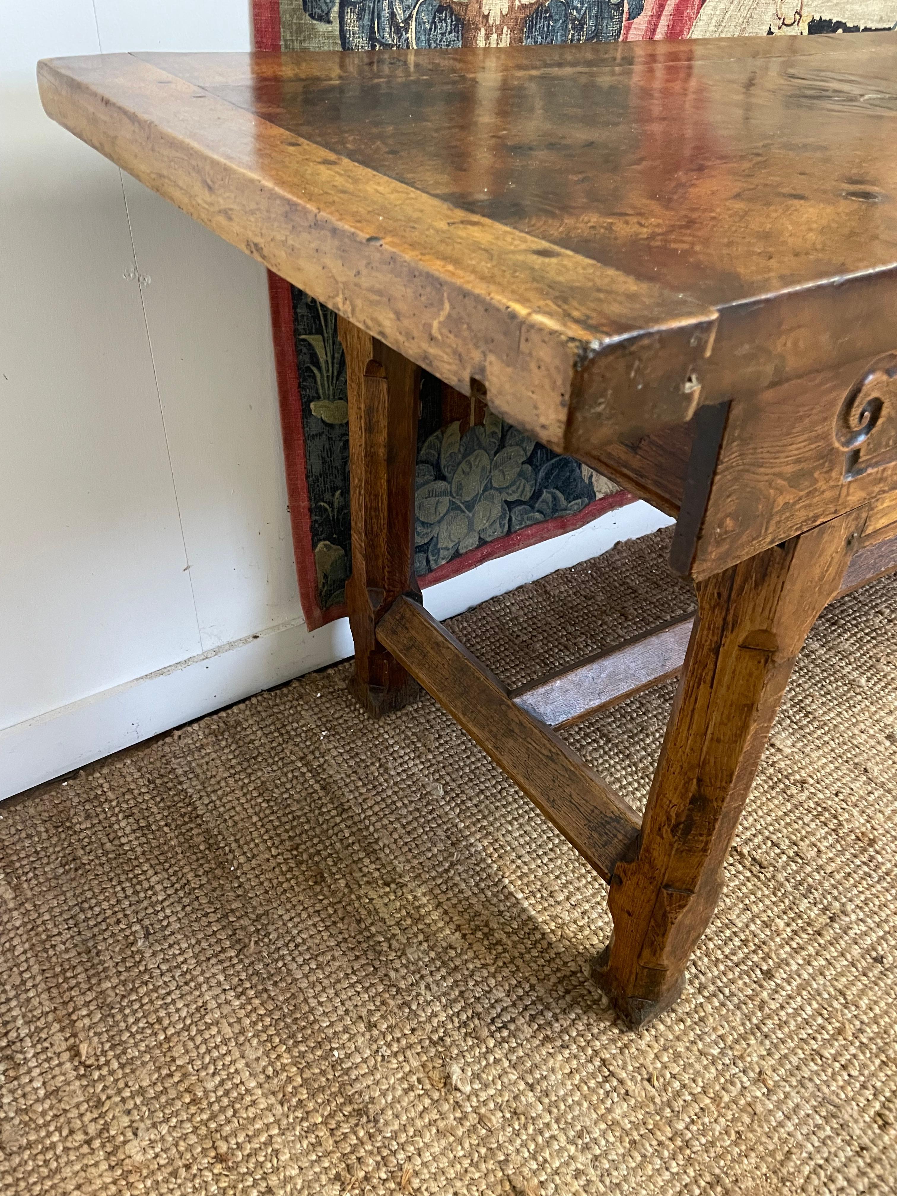 Superbe table de service / console en noyer du 19ème siècle 10ft en vente 9