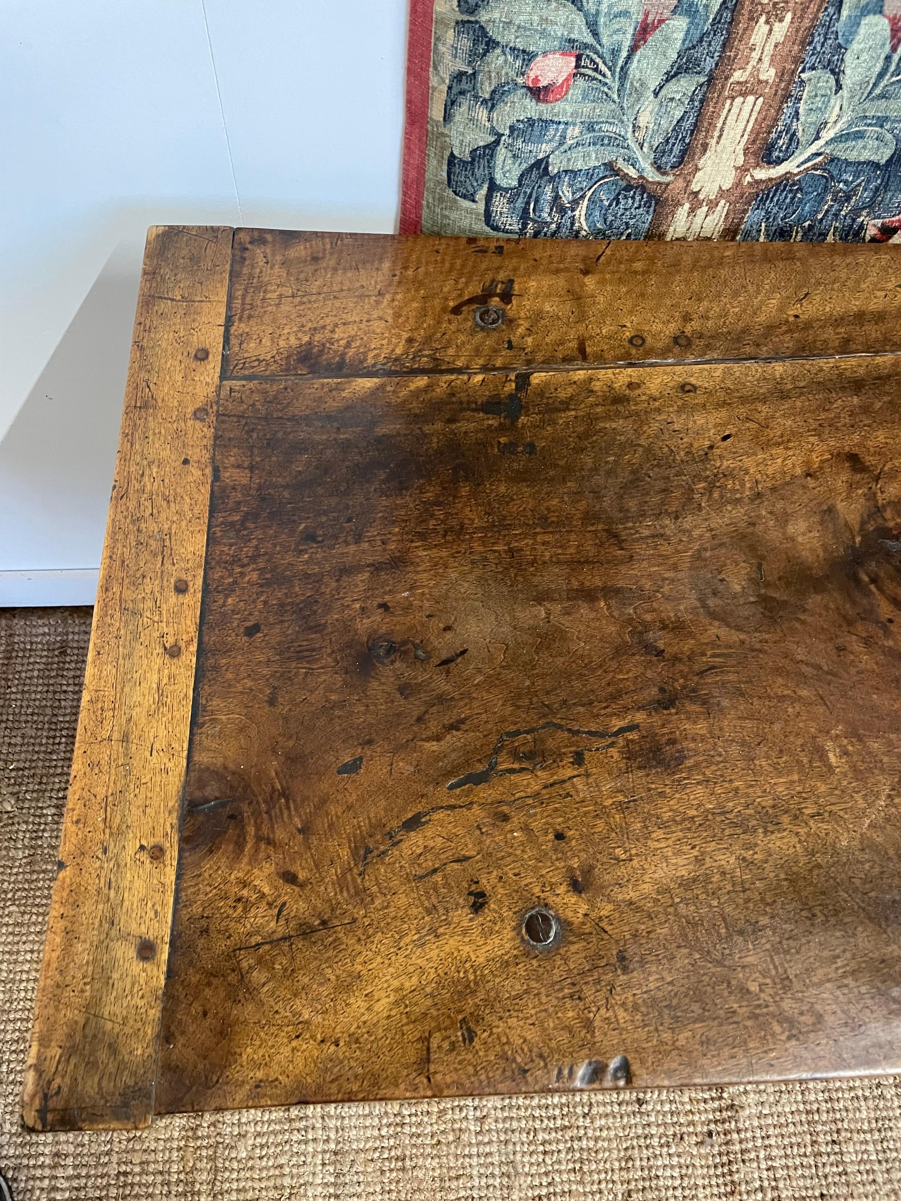 Superbe table de service / console en noyer du 19ème siècle 10ft en vente 10