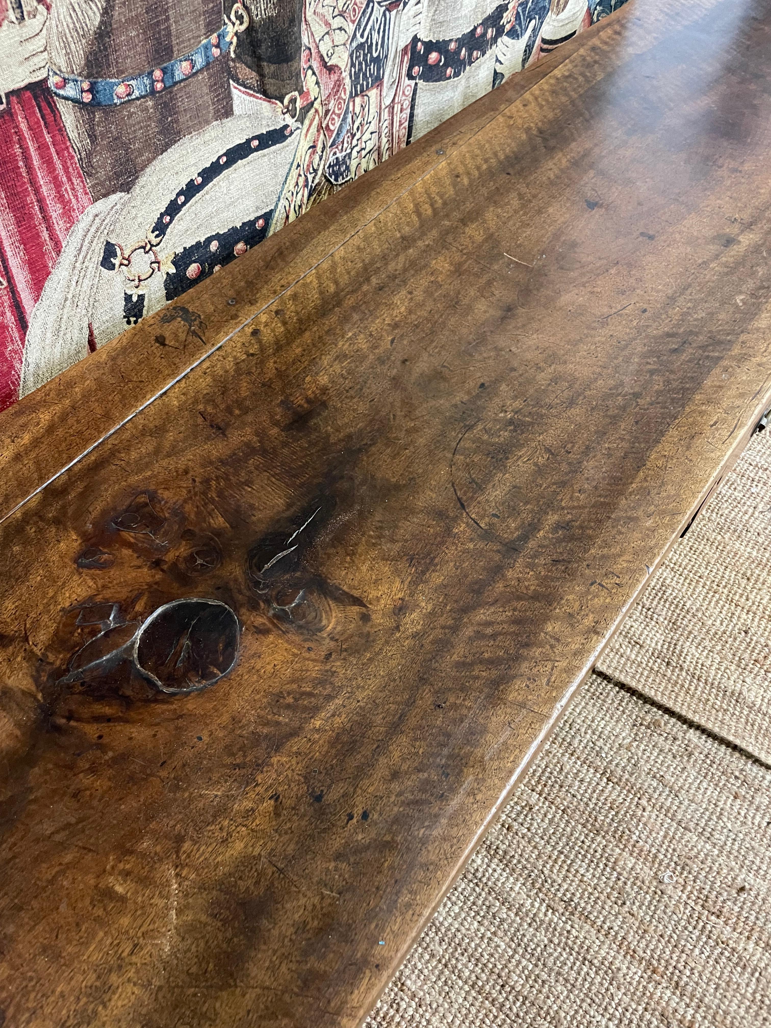 Superbe table de service / console en noyer du 19ème siècle 10ft en vente 11