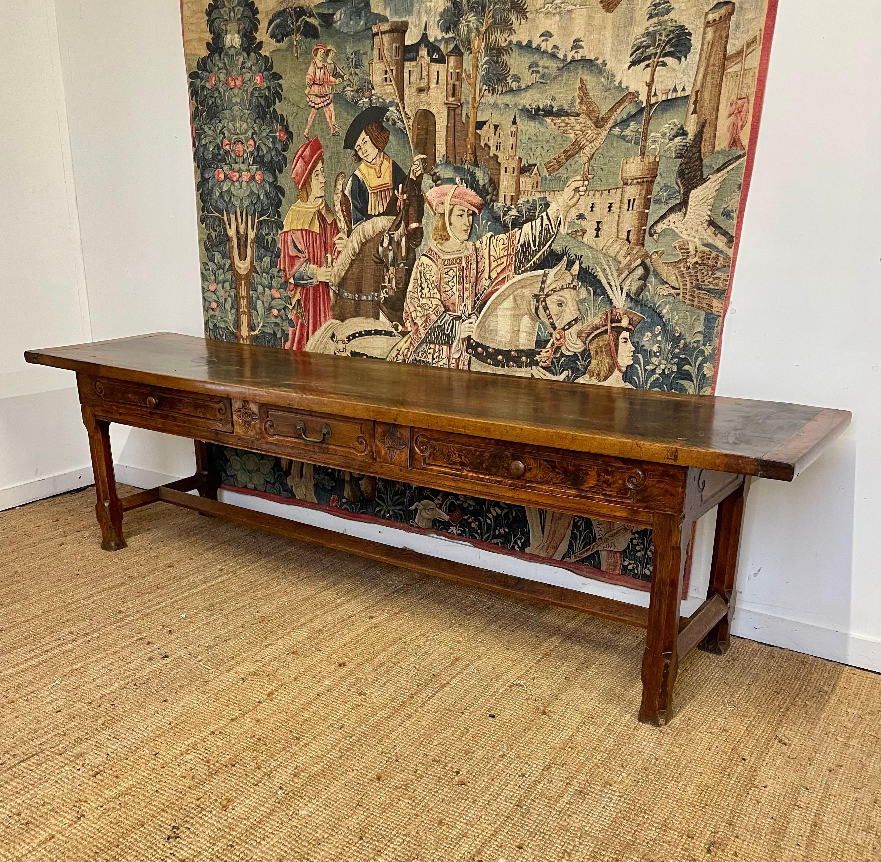 Superbe table de monastère du 19ème siècle, française vers 1850, plateau épais en noyer massif. 

Ferait une superbe table de service / table de console 

120 pouces de long ou 305 cm 
27 pouces de large ou 68 cm 
32.5 pouces de haut ou 82 cm 