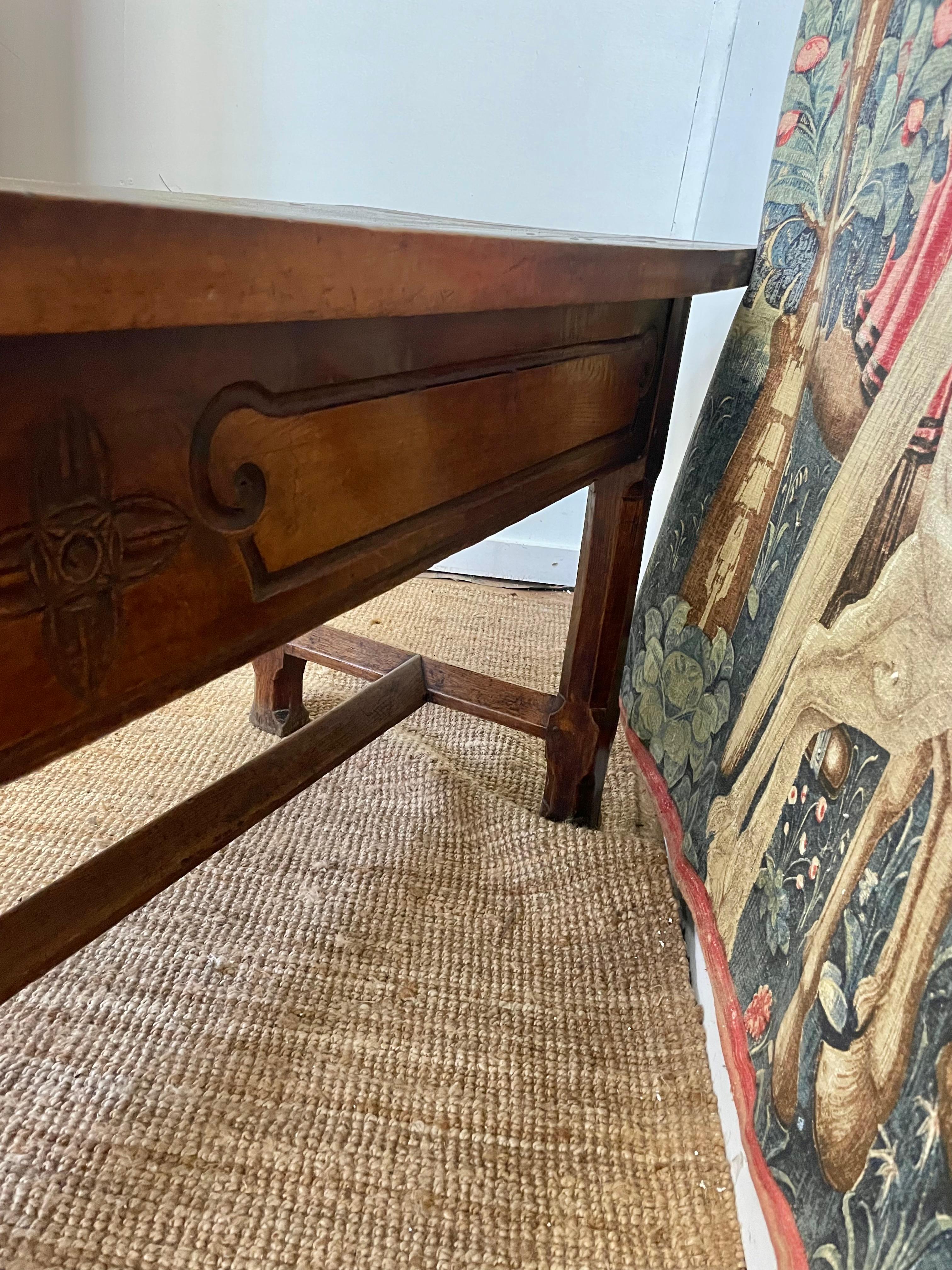 Superbe table de service / console en noyer du 19ème siècle 10ft en vente 14