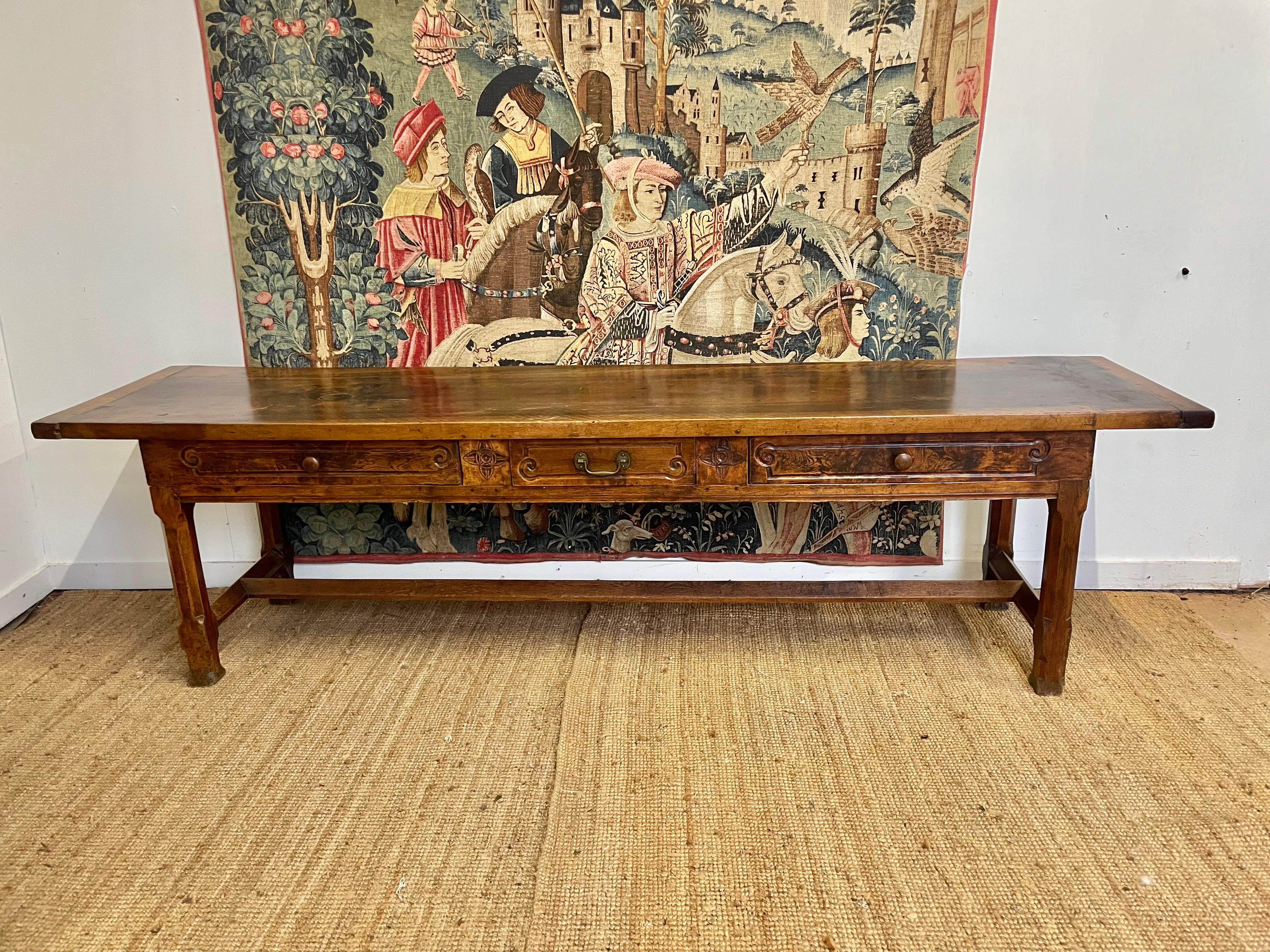 Français Superbe table de service / console en noyer du 19ème siècle 10ft en vente