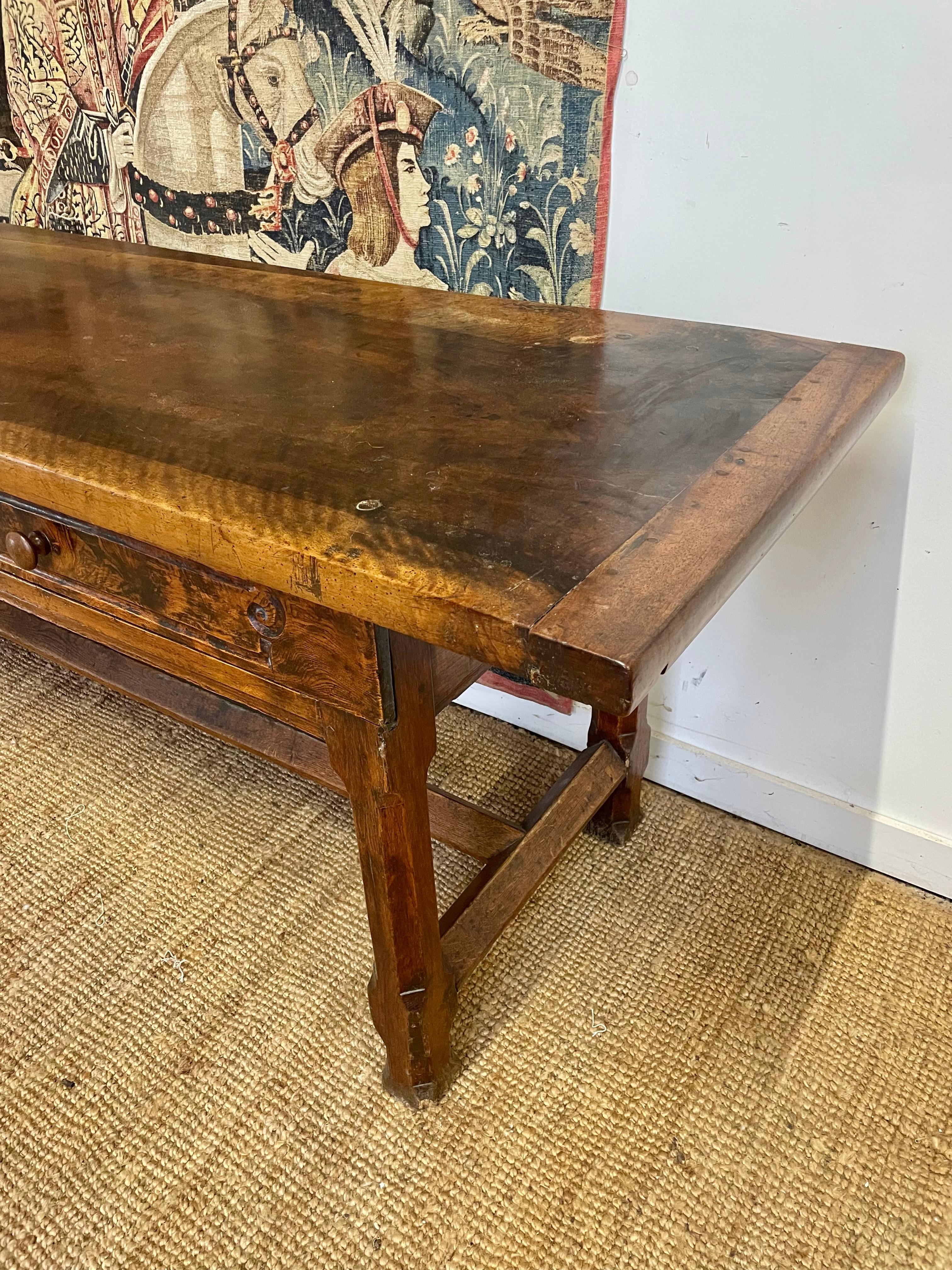 Superbe table de service / console en noyer du 19ème siècle 10ft Bon état - En vente à Budleigh Salterton, GB