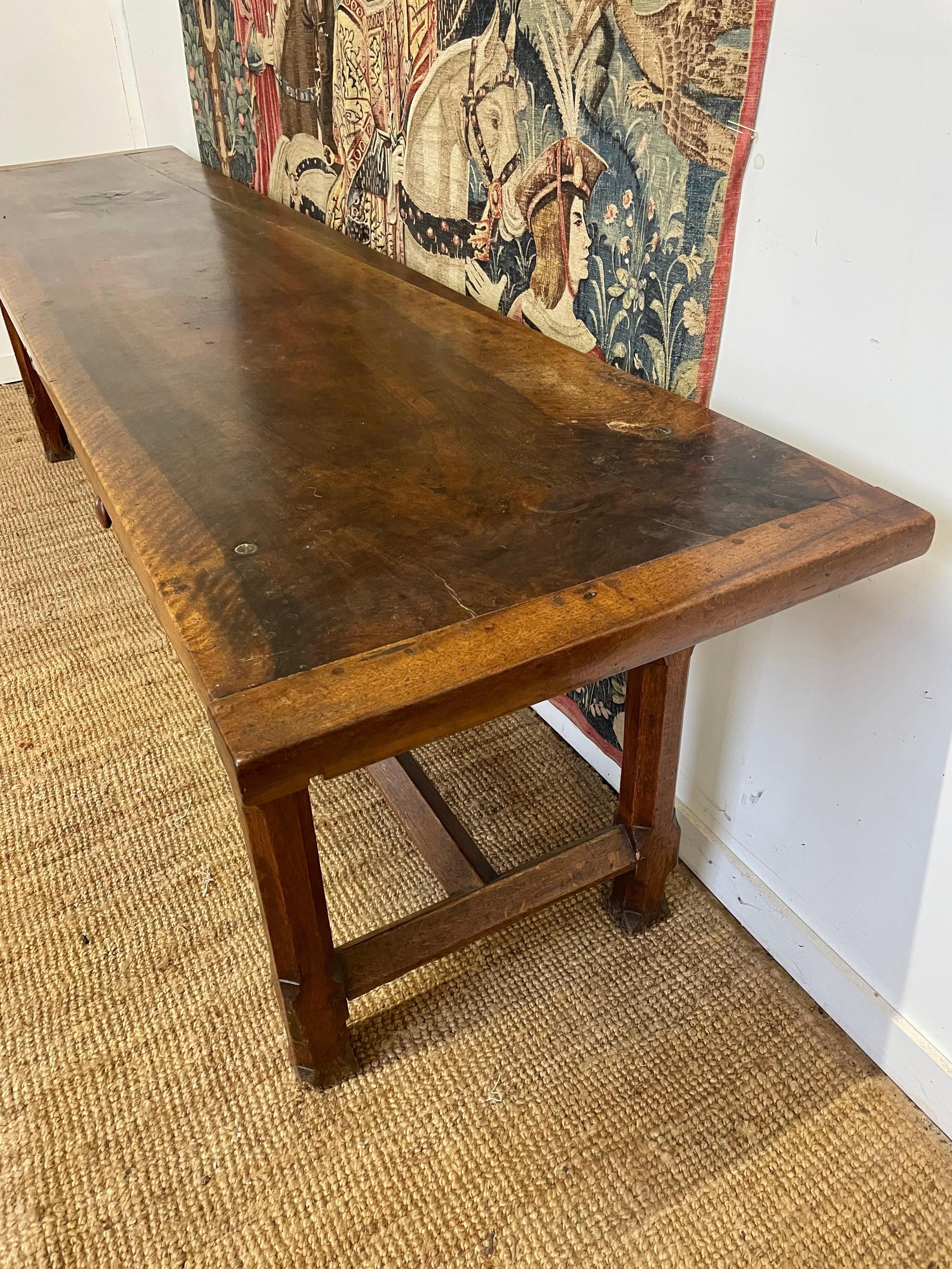 Milieu du XIXe siècle Superbe table de service / console en noyer du 19ème siècle 10ft en vente