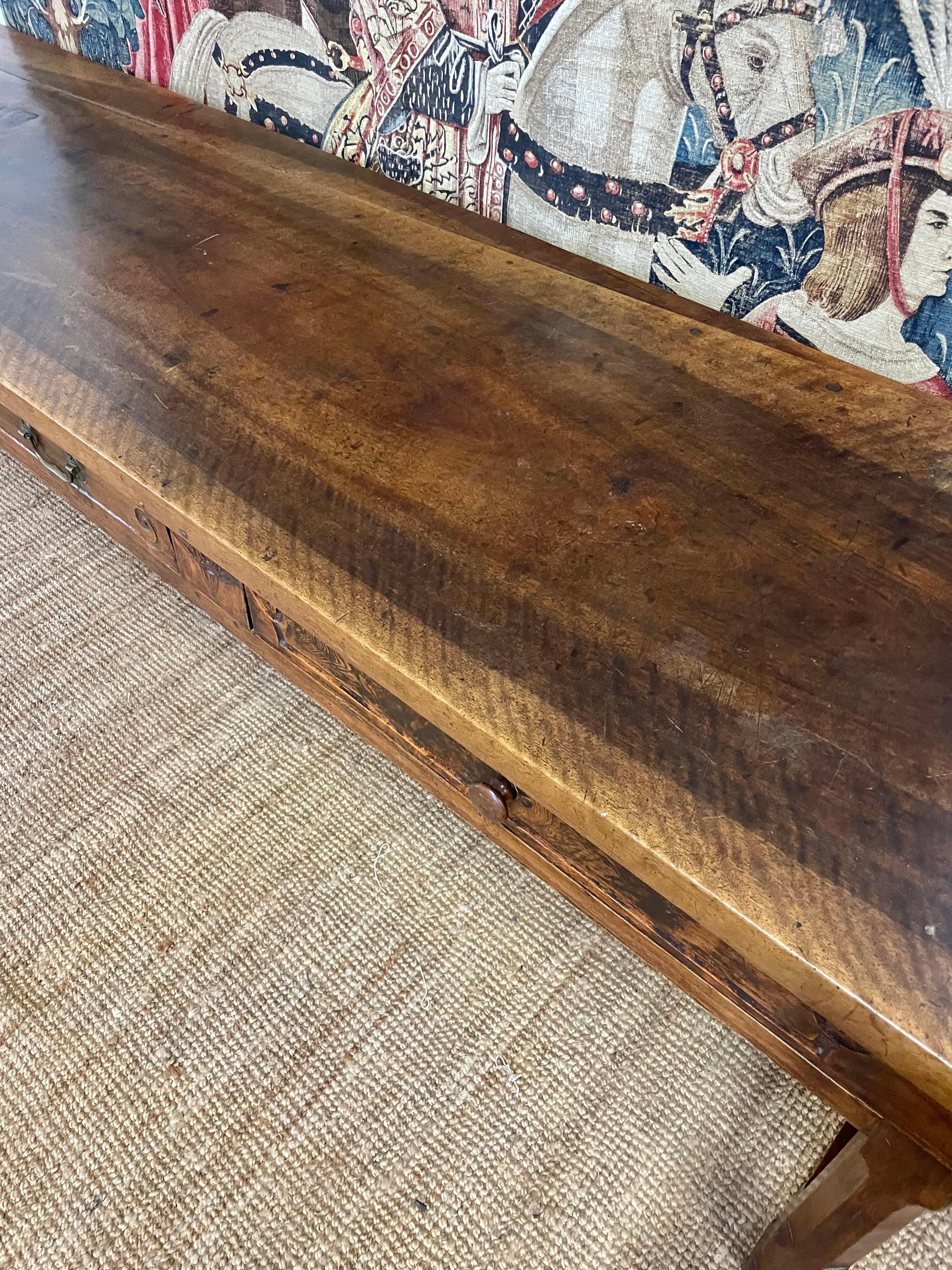Superbe table de service / console en noyer du 19ème siècle 10ft en vente 1