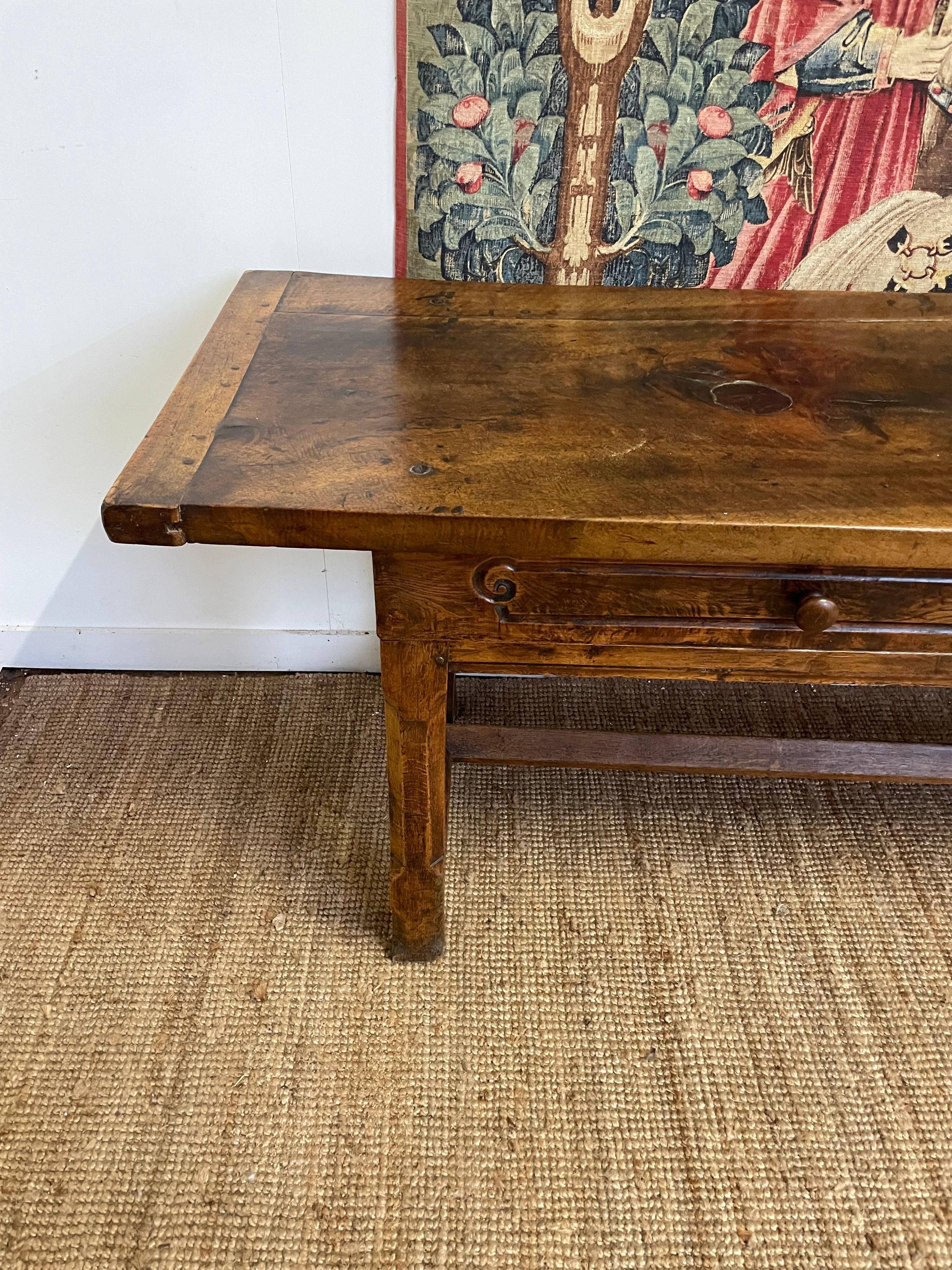 Superbe table de service / console en noyer du 19ème siècle 10ft en vente 2
