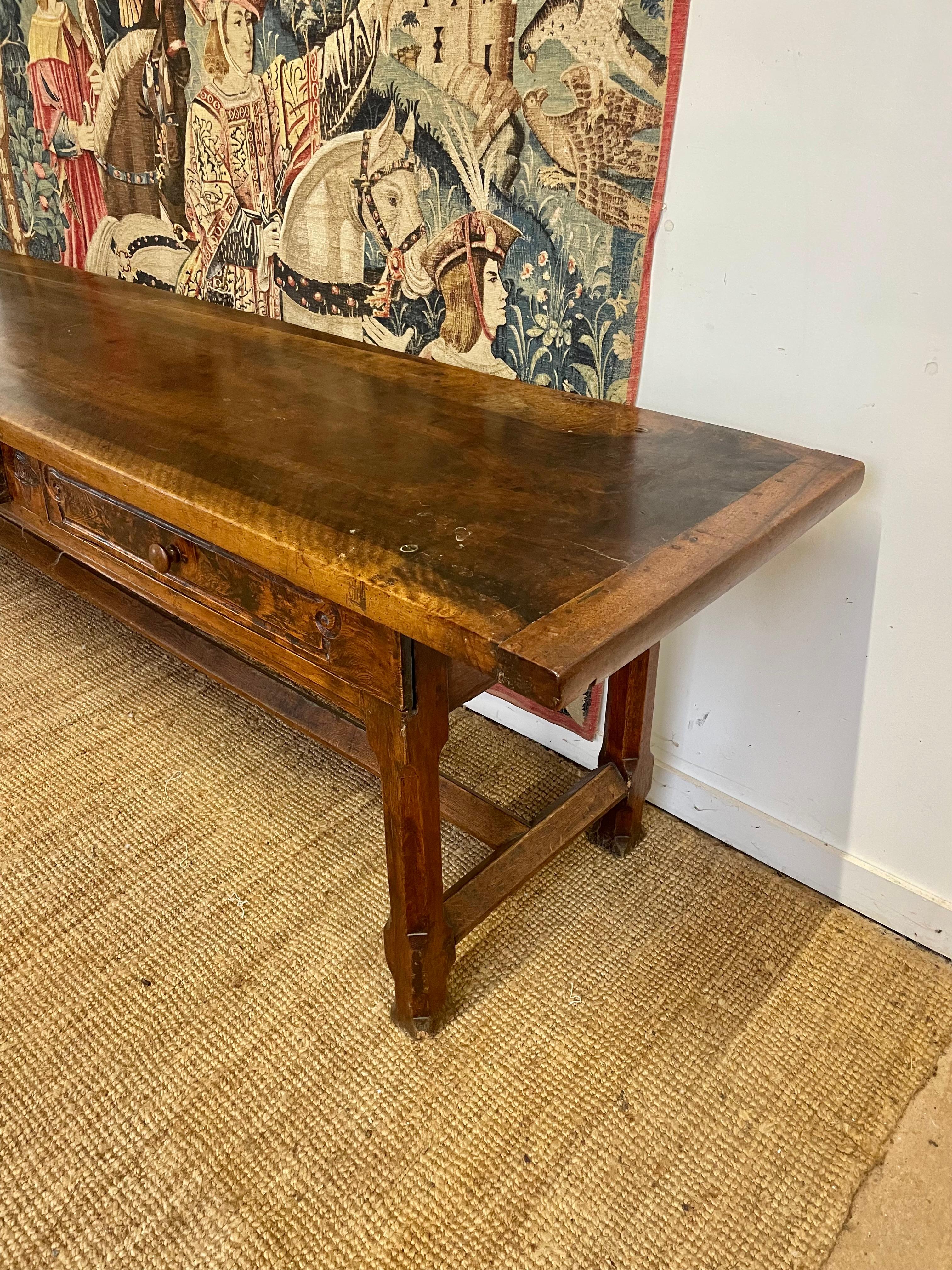 Superbe table de service / console en noyer du 19ème siècle 10ft en vente 3