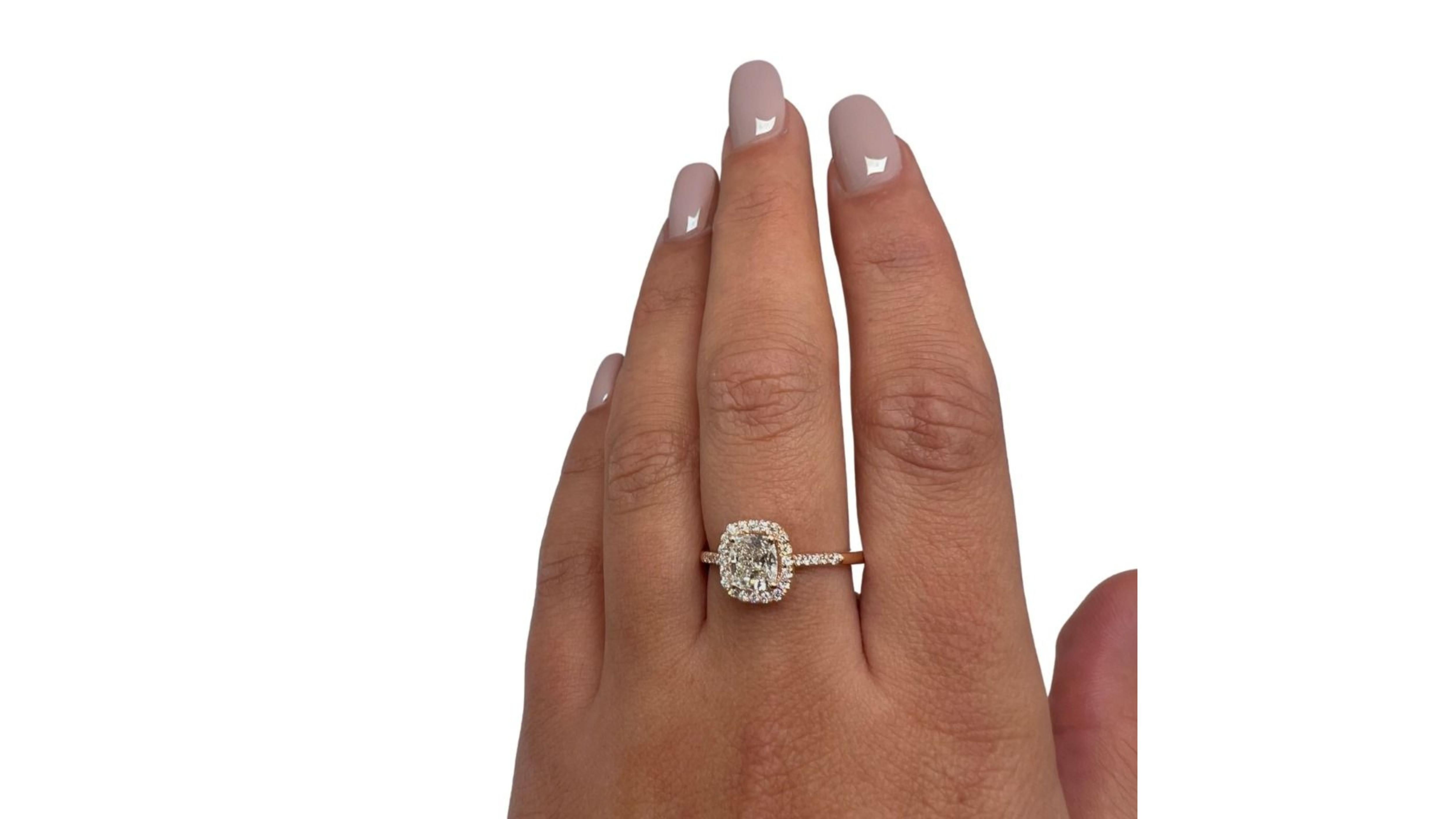 The ring is in excellent condition and comes with an IGI certificate and a nice jewelry box. It is also adjustable for up to 3 sizes, making it a perfect fit for any finger.

1 Diamond main stone of 1 carat
Cut: cushion shape
Color: H-I
Clarity: VS