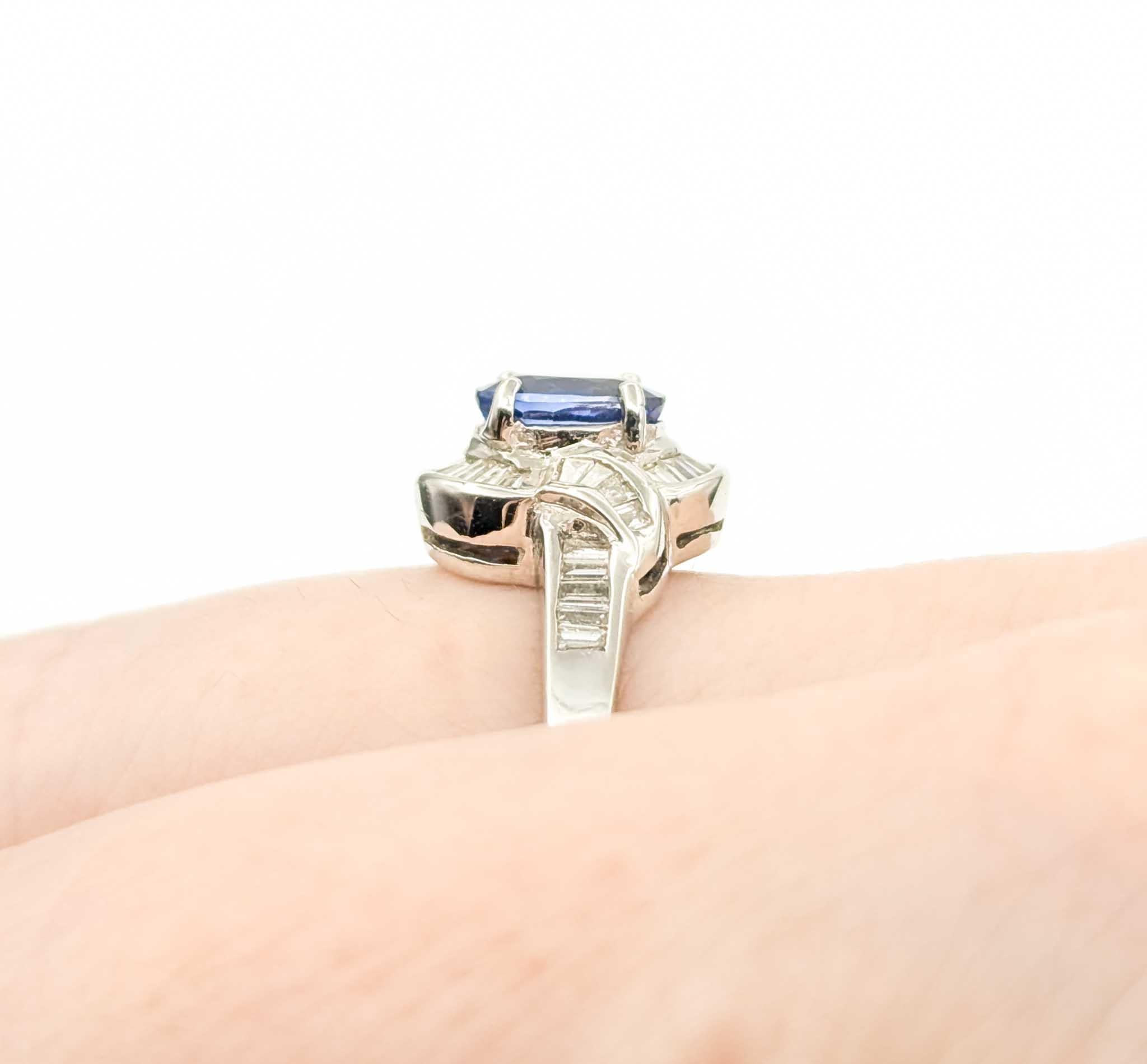 Contemporary Stunning 1ct Sapphire & Diamond Halo Ring in White Gold For Sale