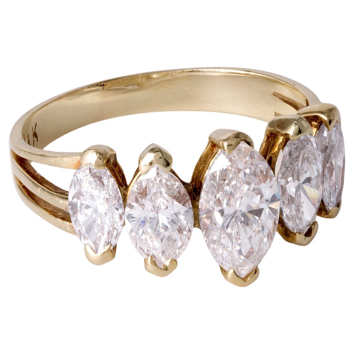 Cette exquise bague vintage en diamant marquise présente un éblouissant arrangement de cinq diamants marquises naturels totalisant environ 2,00 carats. Fabriquée en or jaune 14k massif, cette pièce intemporelle allie élégance et éclat, ce qui la
