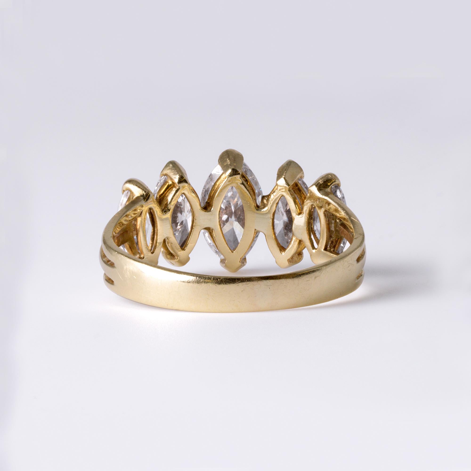Superbe bague avec diamant marquise de 2 carats  Bague vintage à 5 pierres  Or jaune 14K Bon état - En vente à Los Angeles, CA