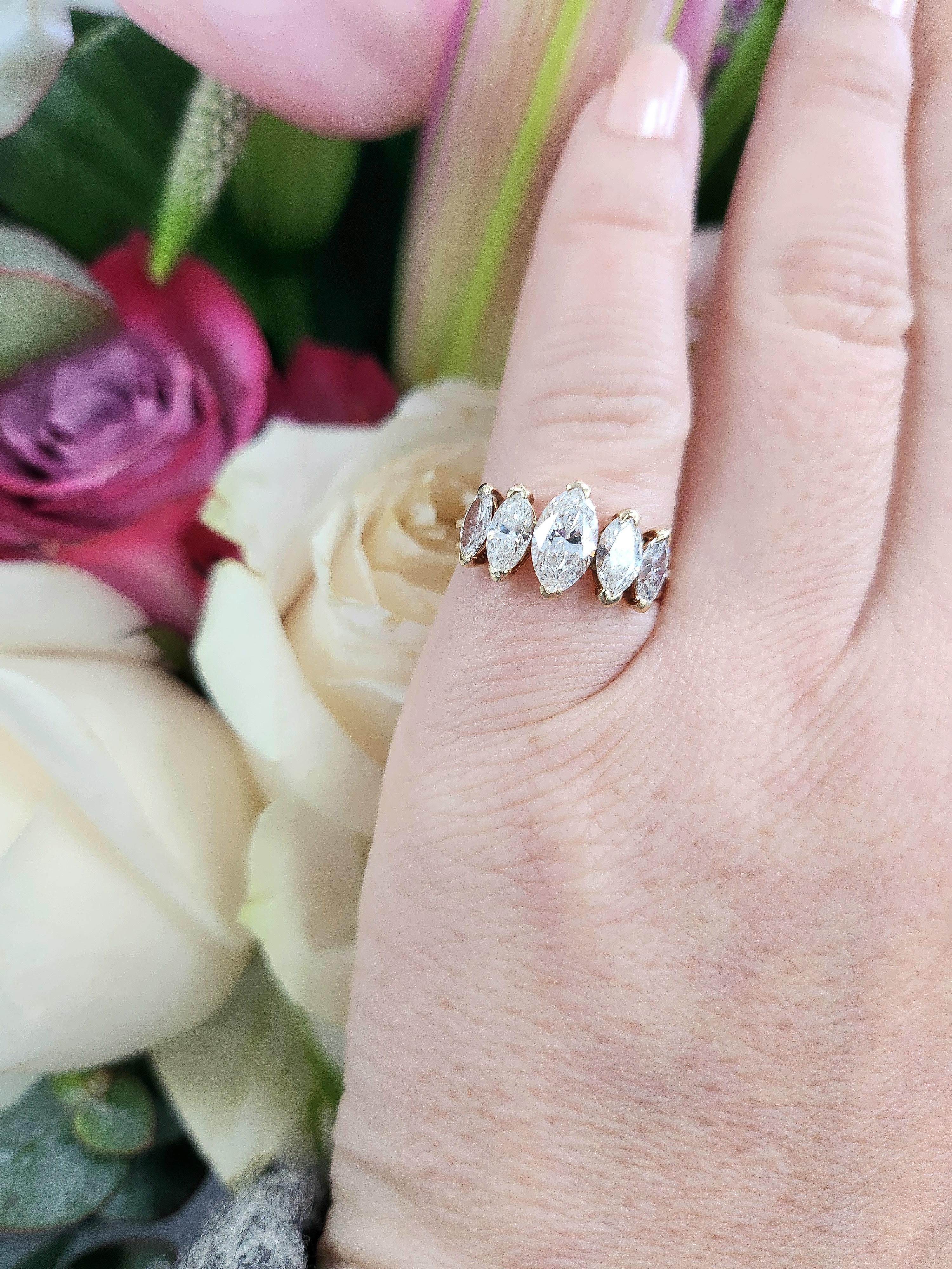 Superbe bague avec diamant marquise de 2 carats  Bague vintage à 5 pierres  Or jaune 14K Pour femmes en vente