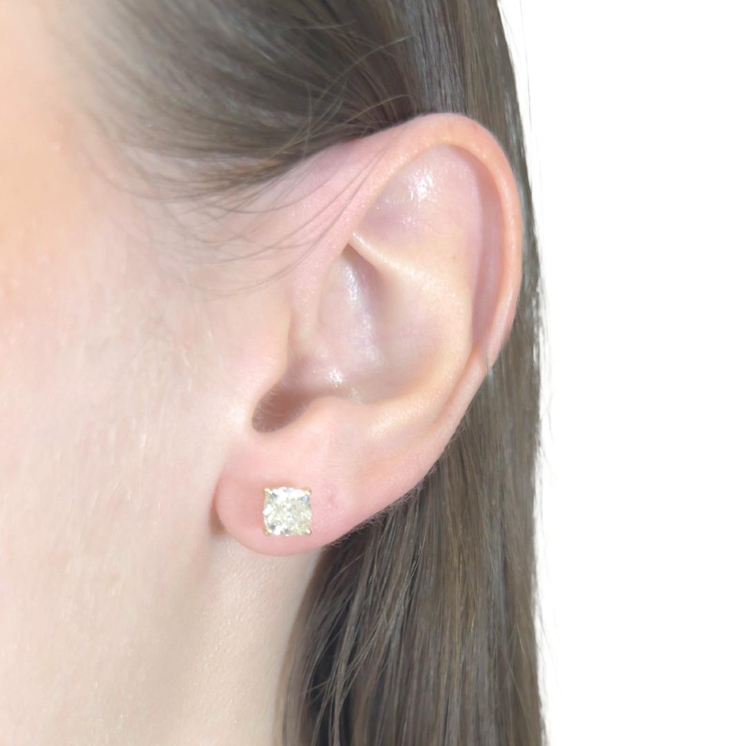 Boucles d'oreilles en or jaune 18k avec 2.02ct de diamants - IGI Certified

Ces éblouissants clous d'oreilles en diamant apportent un éclat raffiné à n'importe quel look. Sertis dans de l'or jaune 18 carats, les diamants de taille coussin de 2,02