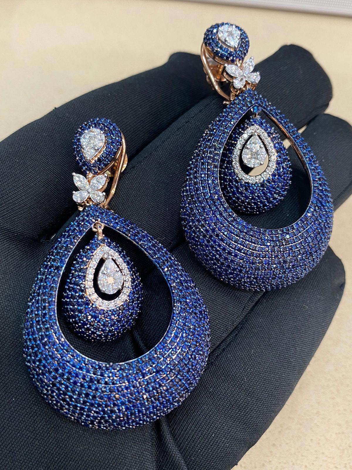 Ces boucles d'oreilles pendantes exquises présentent 1,40 carats de diamants marquise, poire, princesse et ronds, ainsi que 18,90 carats de saphirs bleus, le tout serti dans de l'or rose 14 carats. Un cadeau idéal pour toutes les occasions