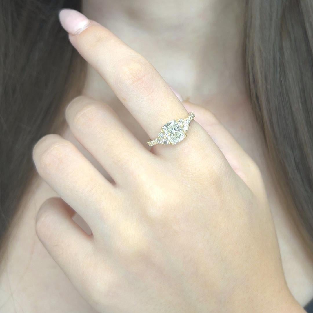 Superbe bague en or jaune 18 carats avec pavé de 2,06 ct de diamants - certifié IGI

Réalisée en or jaune 18k lumineux, cette bague met en valeur un audacieux diamant taille coussin de 1,60ct, rayonnant de chaleur et d'éclat grâce à sa très bonne
