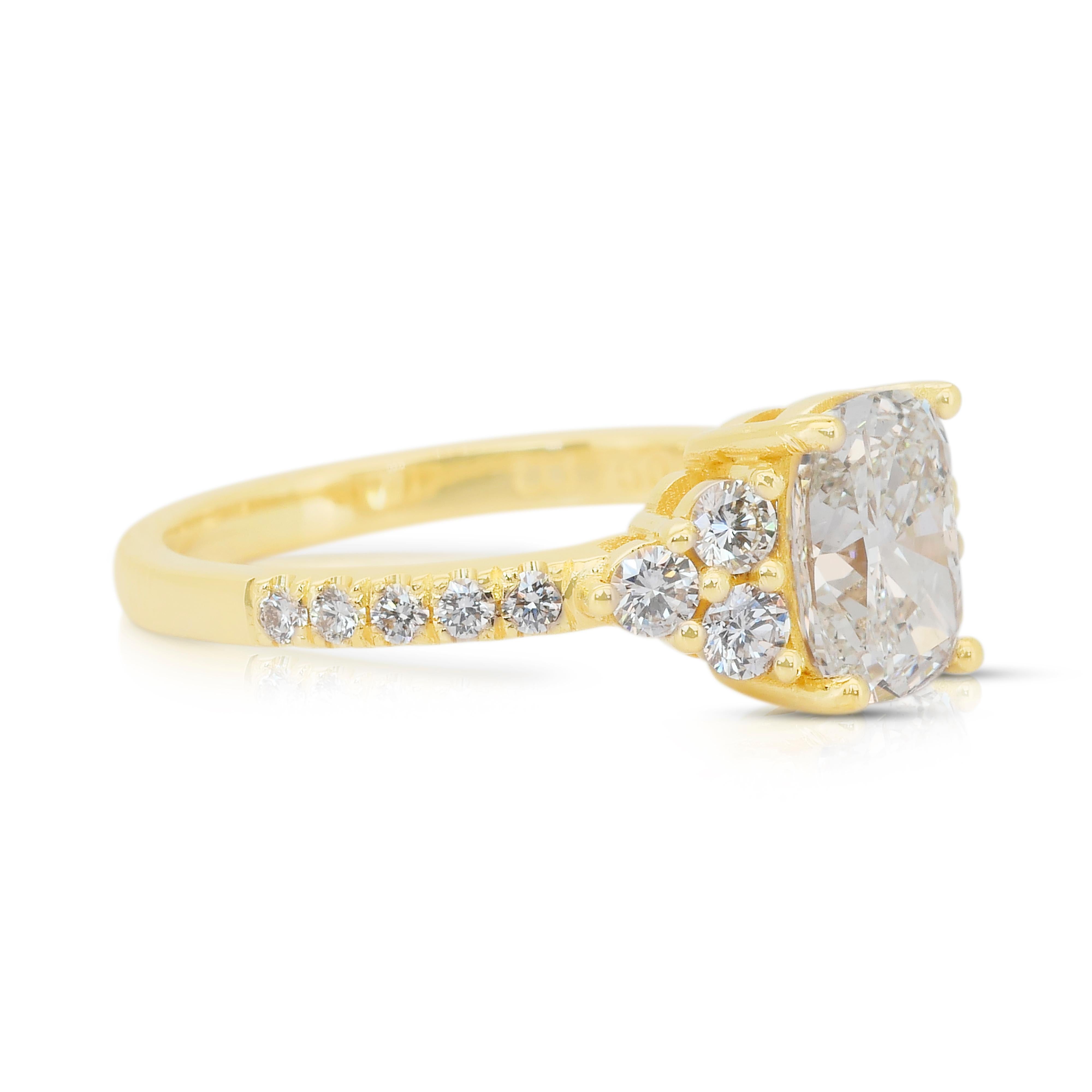 Taille coussin Superbe bague en or jaune 18 carats avec pavé de 2,06 ct de diamants - certifié IGI en vente