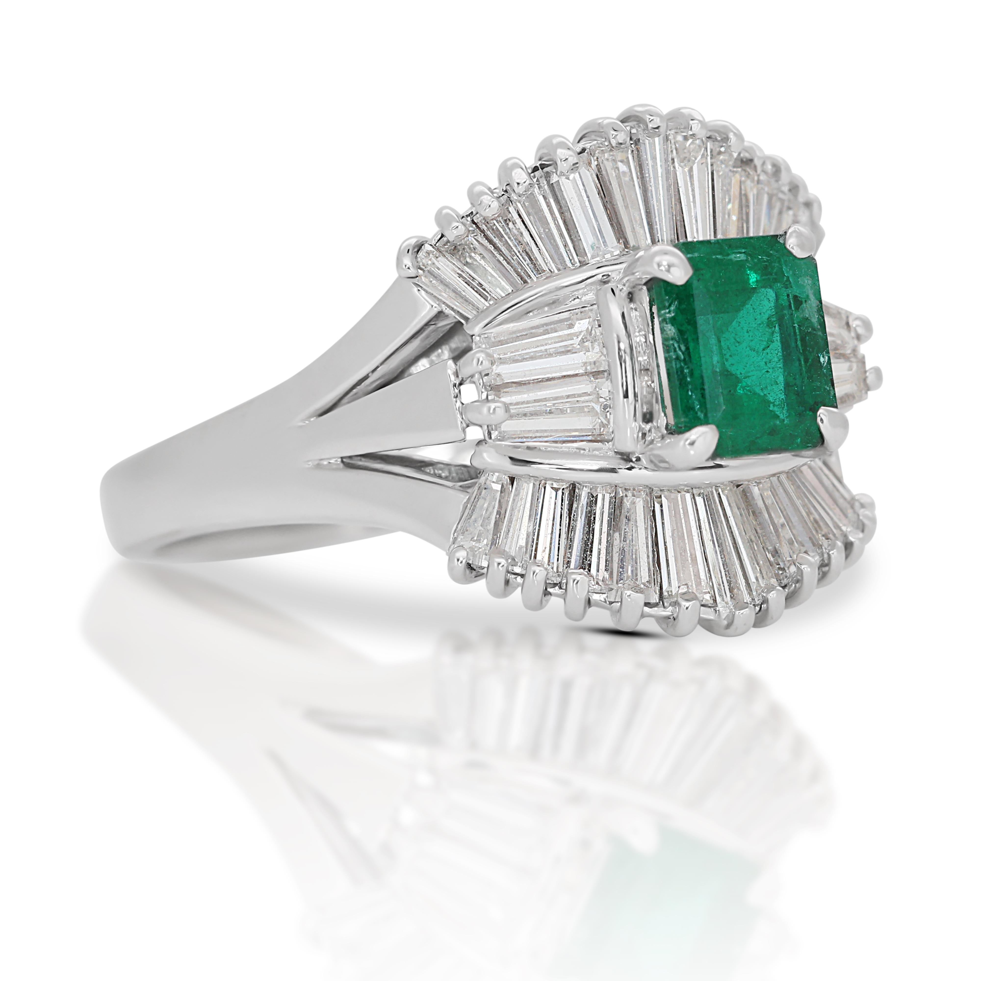 Atemberaubender Halo-Ring aus 18 Karat Weißgold mit 2,08 Karat Smaragd und Diamanten - IGI-zertifiziert (Smaragdschliff) im Angebot
