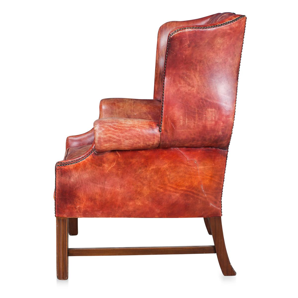 Stunning 20th Century English Button-Down Leather Armchair, circa 1950 In Good Condition In Royal Tunbridge Wells, Kent