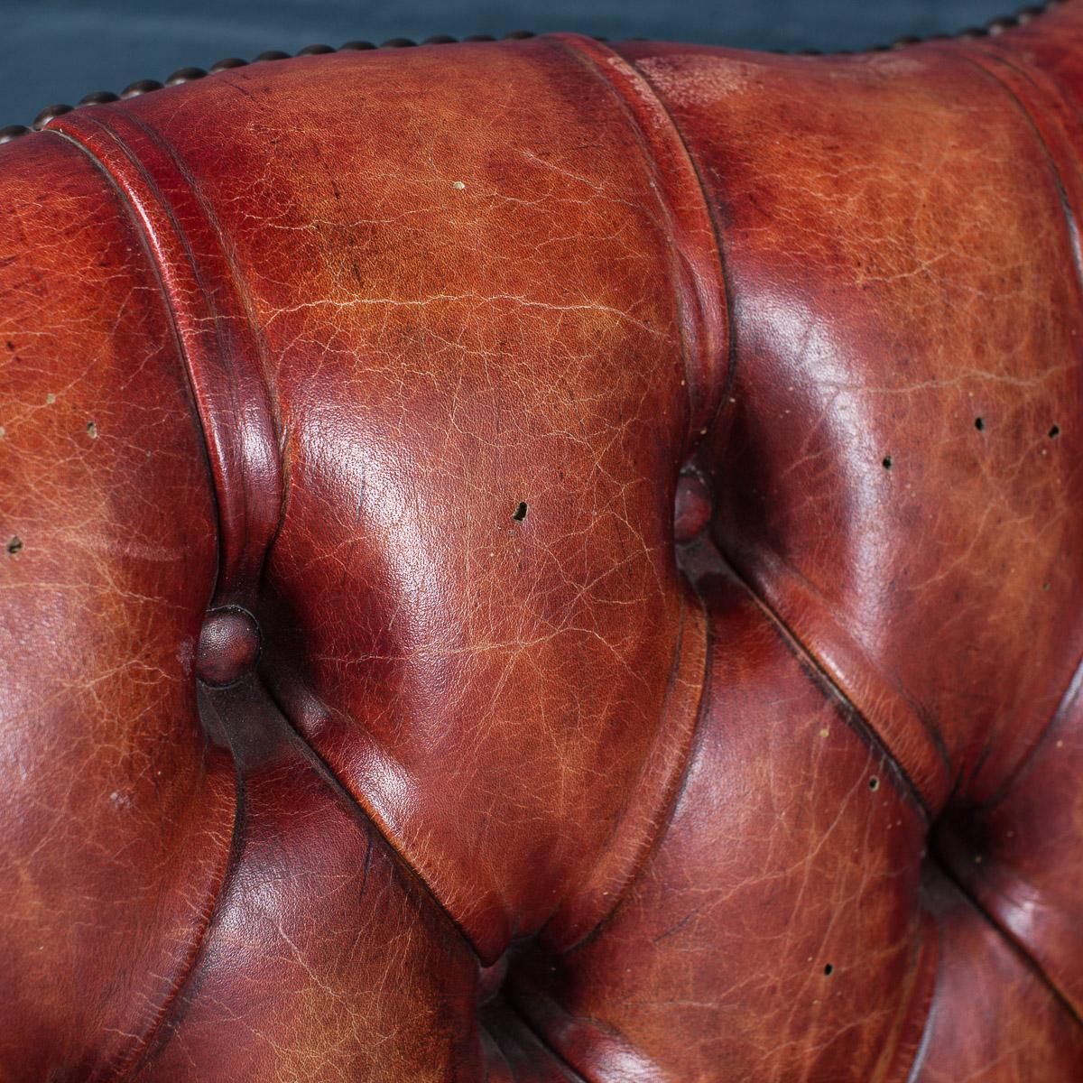 Stunning 20th Century English Button-Down Leather Armchair, circa 1950 6