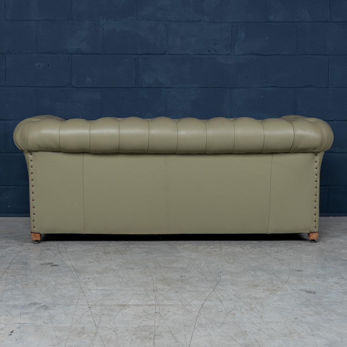 Stunning 20th Century English Olive Green Leather Chesterfield Sofa In Good Condition For Sale In Royal Tunbridge Wells, Kent