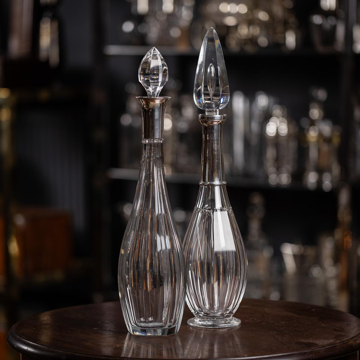 Stupendo decanter in argento massiccio e vetro tagliato in stile Art Déco francese del XX secolo. Questo pezzo pregiato è attuale oggi come lo era negli anni '20, è un fantastico pezzo di rappresentanza e fa parte di una collezione di articoli da