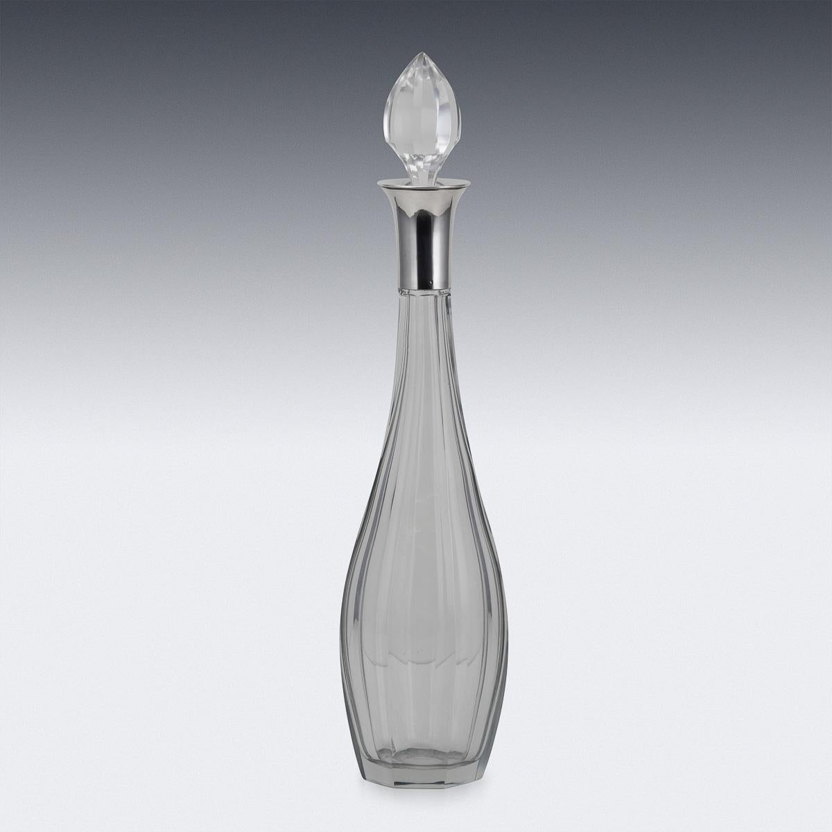 Altro Stupendo decanter in argento massiccio e vetro tagliato Art Deco francese del XX secolo, 1920 ca. in vendita