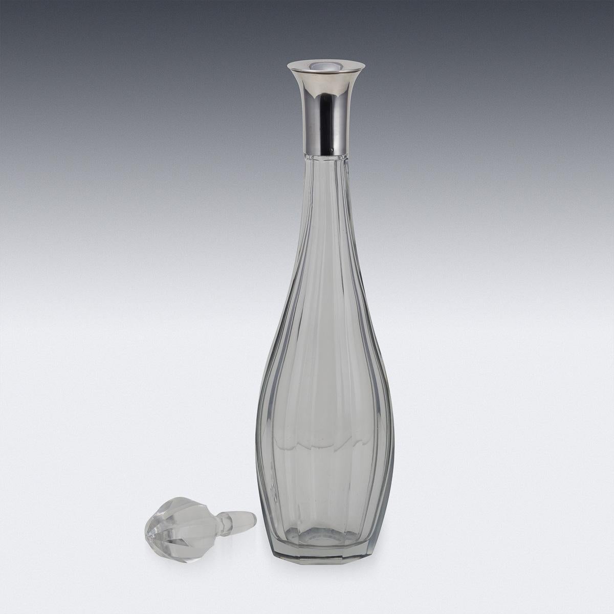 Francese Stupendo decanter in argento massiccio e vetro tagliato Art Deco francese del XX secolo, 1920 ca. in vendita