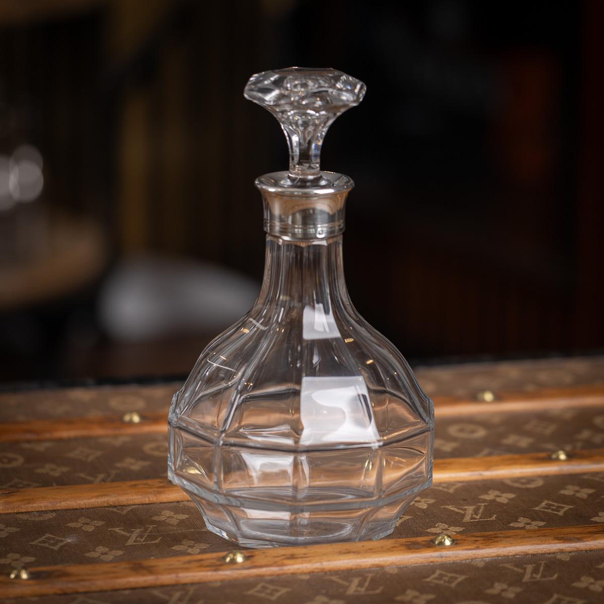 Eine atemberaubende 20. Jahrhundert Französisch massivem Silber und geschliffenem Glas Dekanter. Zehneckige Form mit silbernem Rand. Dieses schöne Stück ist heute noch genauso aktuell wie in den 1900er Jahren. Es ist ein fantastisches Einzelstück
