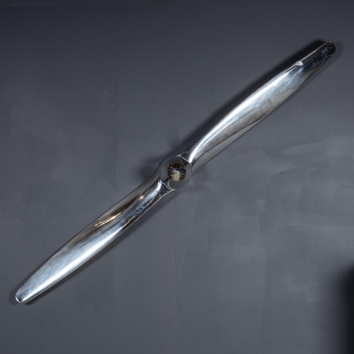 Ein zweiflügeliger Propeller aus poliertem Aluminiumguss aus der Mitte des 20. Jahrhunderts mit einem polierten zentralen Kegel und einer Wandhalterung aus Metall. Ein großartiges und charaktervolles Stück, das sicher endlose Gespräche über die