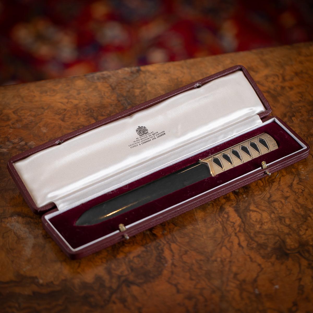 Atemberaubende 20. Asprey 9K Gold & Nephrite Brieföffner, mit Pfeilspitze Griff Dekoration auf einer Seite des Griffs, kommt in seiner ursprünglichen Präsentation Box. 

Gepunztes englisches 9-karätiges Gold (375er Standard), London, Jahr 1971,