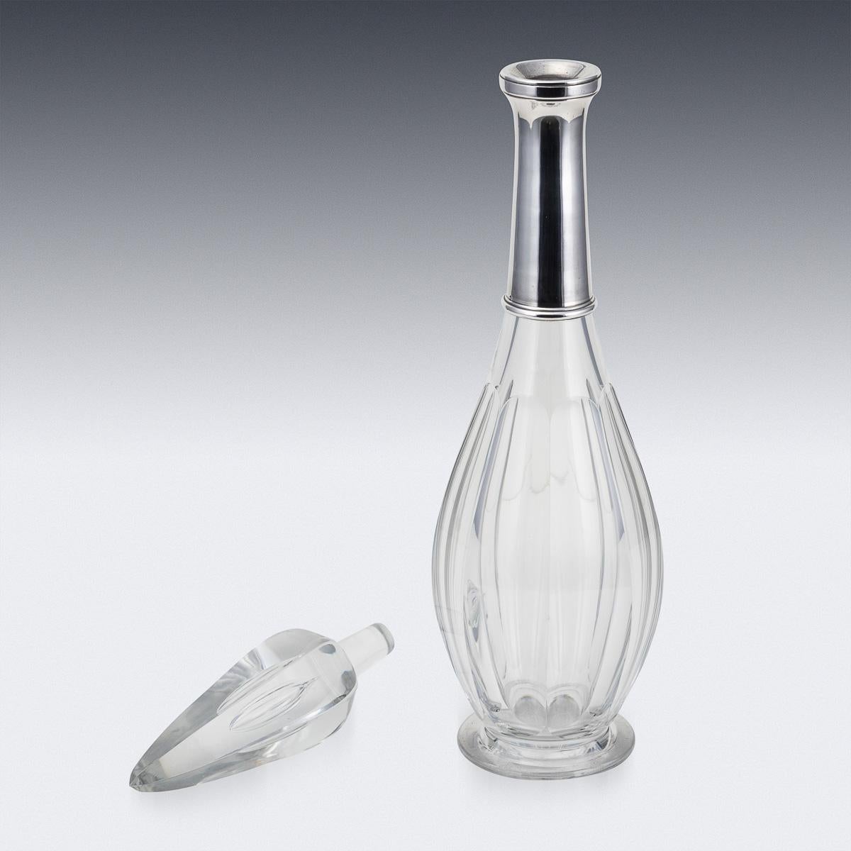 Européen Superbe carafe Art Déco français du 20e siècle en argent massif et cristal de Baccarat c.1920 en vente