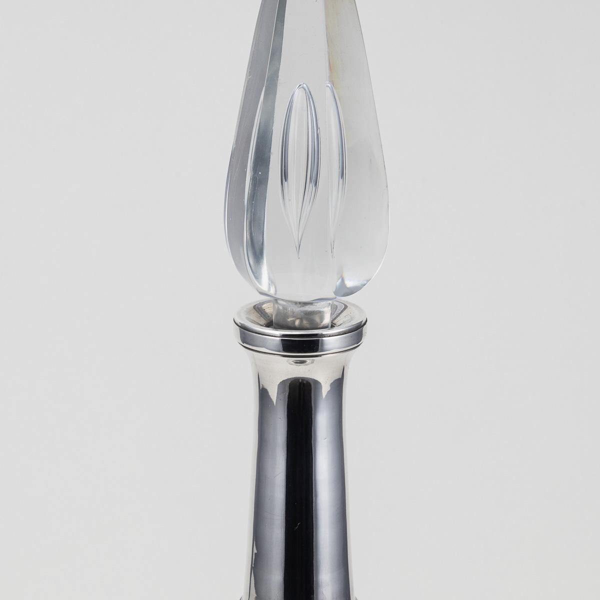20ième siècle Superbe carafe Art Déco français du 20e siècle en argent massif et cristal de Baccarat c.1920 en vente