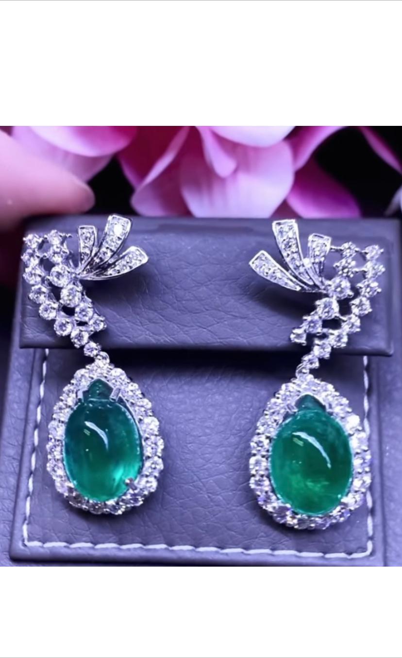An exclusive modern design by Italian designer, so glamour and particular.
Earrings come  in 18k gold with two natural Zambia emeralds in perfect cabochon cut 17.78 carats, fine quality , and natural diamonds in round brilliant cut 3,94 ct