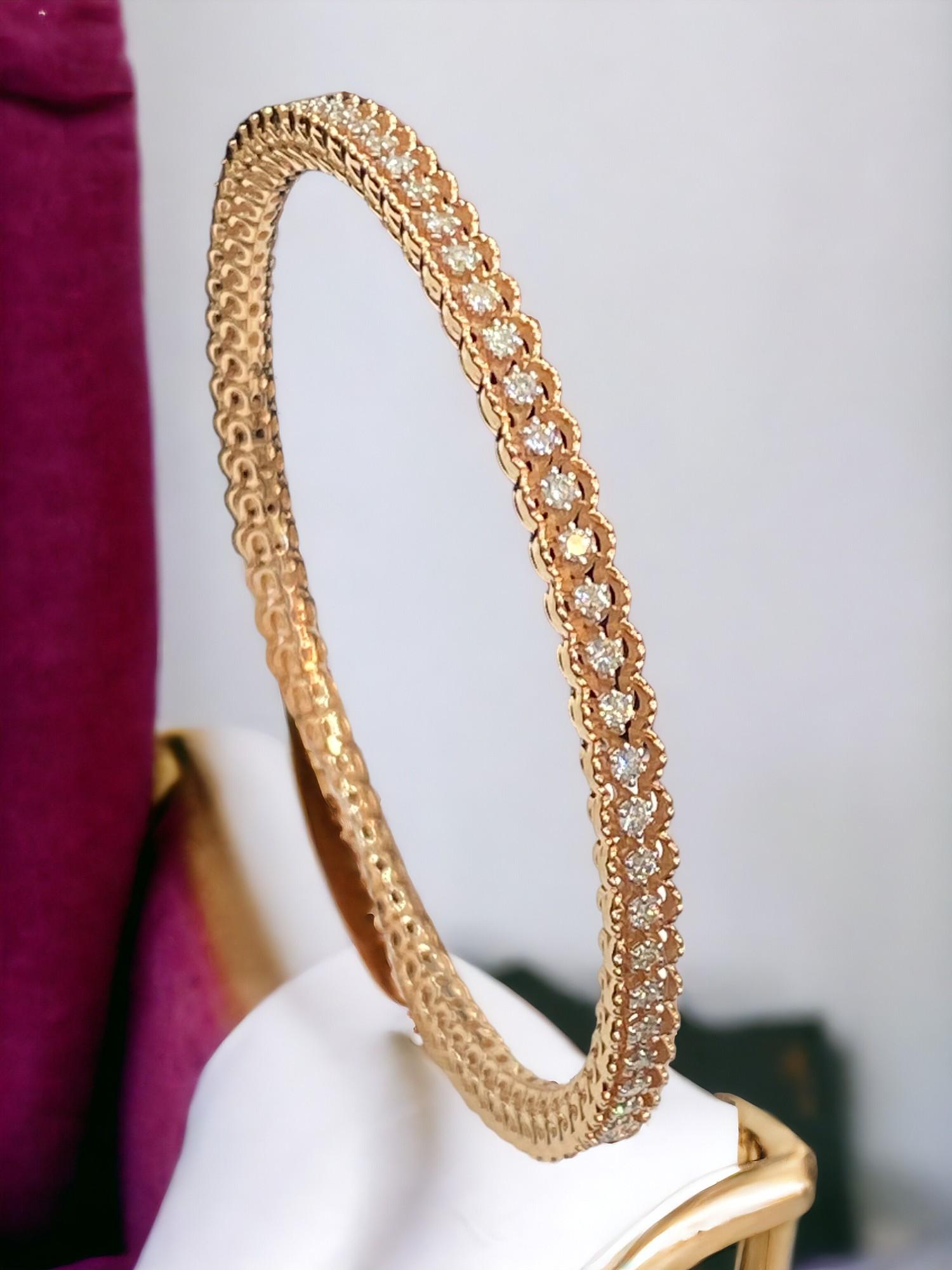 Contemporary Stunning 2.20 Cts F/VS1 Round Brilliant Cut Natural Diamonds Bangle in 18K Gold For Sale