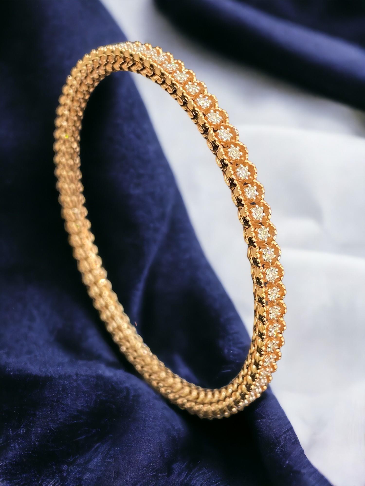 Round Cut Stunning 2.20 Cts F/VS1 Round Brilliant Cut Natural Diamonds Bangle in 18K Gold For Sale