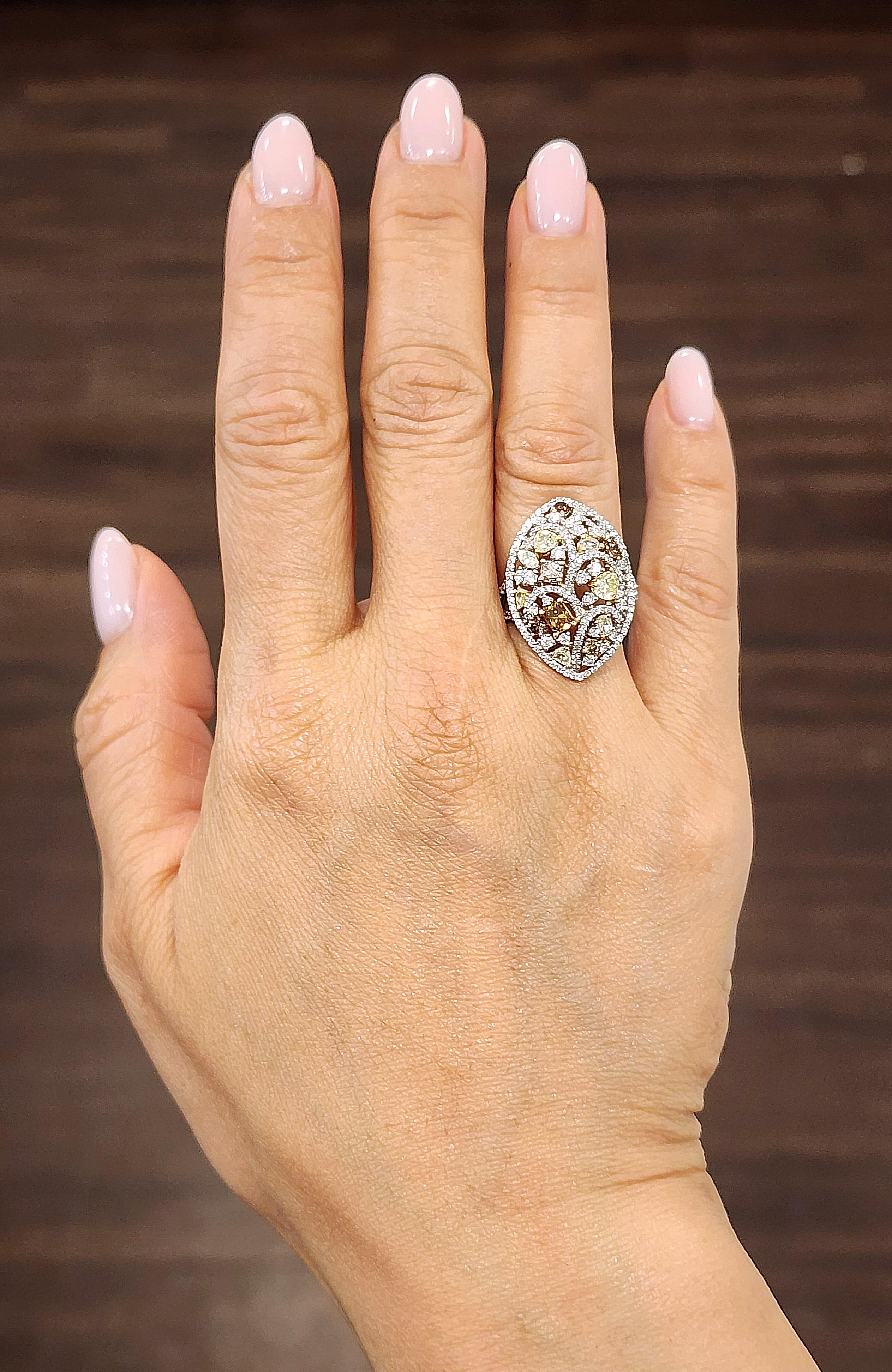 Gönnen Sie sich diesen atemberaubenden Diamantring mit 2,21 Karat, der aus 18 Karat Weißgold gefertigt ist und eine Reihe natürlicher brauner, gelber, rosa und weißer Diamanten aufweist. Der Ring hat die Größe 6,5 und kann in der Größe geändert