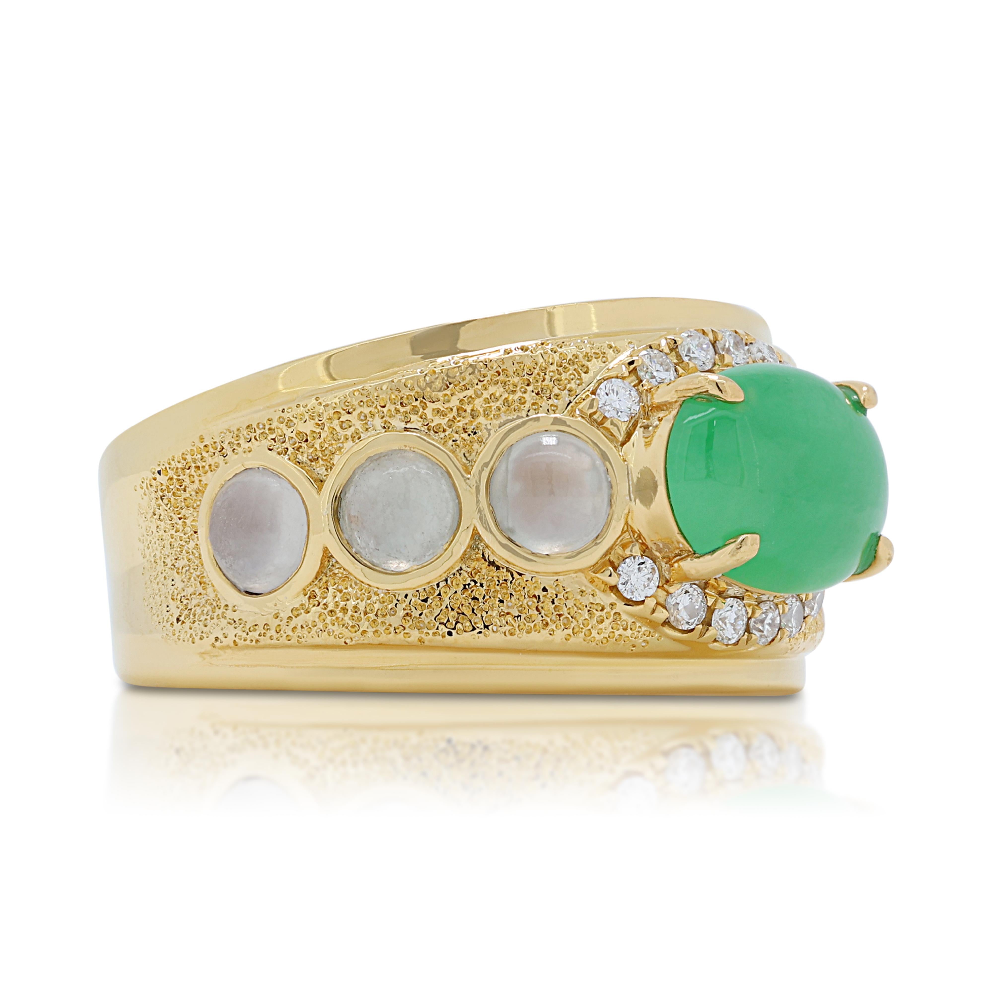 Stunning 2.24ct Jade Dome Ring in 18K Yellow Gold with Diamonds In Excellent Condition For Sale In רמת גן, IL